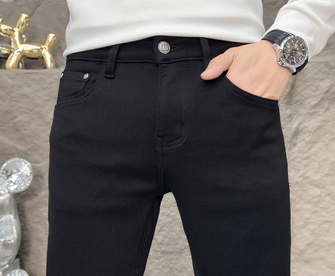 P480 Gucci Gucci Inside plus fine velours Extreme black cow 2024 automne et hiver dernières séries de comptoir haut de gamme custom Slim small leg jeans Derniers modèles de défilés de la fashion week Décoration matérielle parfaite Essentiels de mode Modèles simples et polyvalents Couture brodée à la main Processus original de lavage à la levure Tissus denim lourds sélectionnés (coton) Coupe cubique Détails parfaits Peak good ! (Légèrement élastiqué) Taille : 28-38