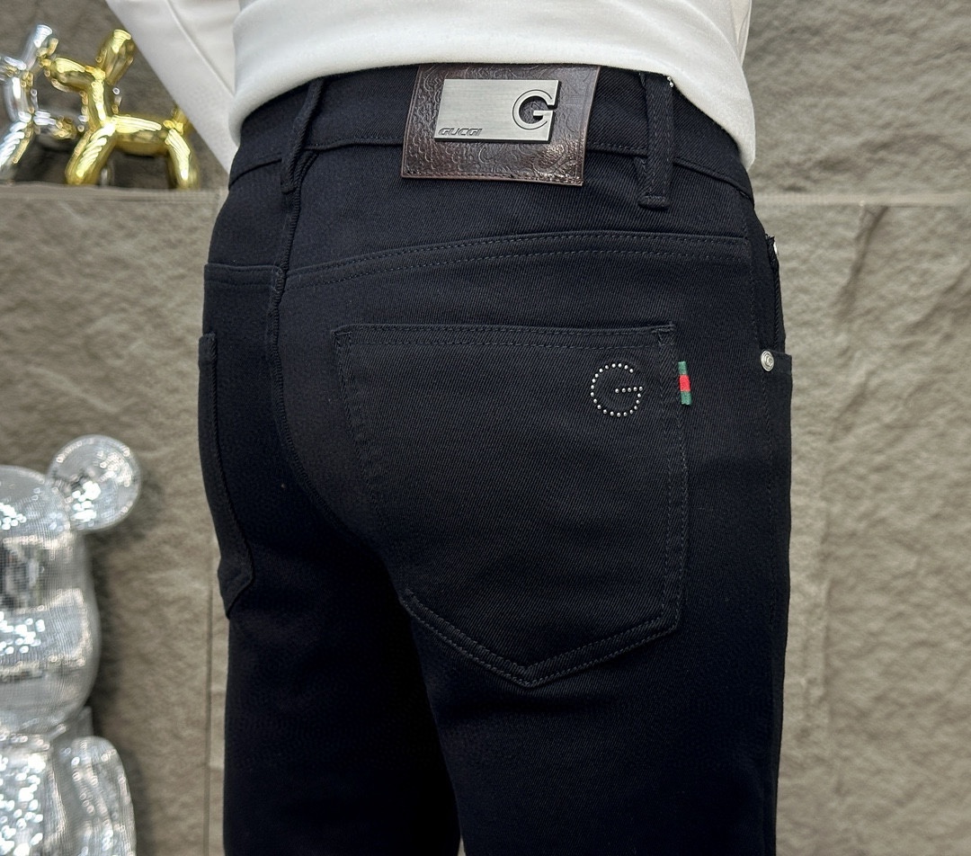 P480 Gucci Gucci Inside plus thin velvet Extreme black cow 2024 fall and winter latest counter series high-end custom Slim small leg jeans latest fashion week runway models perfect hardware decoration fashion must-have Simple versatile models Pure handmade embroidery sewing original color yeast wash process Selected heavyweight denim denim fabric (cotton) Cubic tailoring perfect details Peak good quality! (Slightly elastic) Size: 28-38