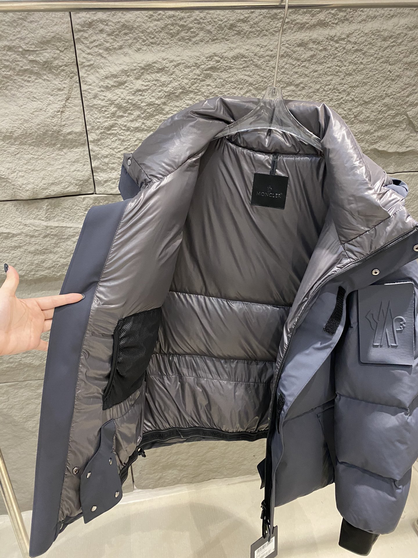 ¡p1280 Moncler Moncler 24 nuevos gemelos de velcro chaqueta con capucha chaqueta de plumas modelos caseros de alta calidad ropa de esquí! A prueba de viento y resistente al agua en relieve tapeta Impermeable en relieve ykk cremallera 90 relleno de vellón Espesado y cálido Ambos lados de las mangas están adornadas con velcro peel-and-stick gemelos Letras y logotipos de la marca ¡Altamente reconocible! Esenciales para el aire libre ~ Color: negro / gris oscuro / verde claro Talla: 1/2/3/4/5 - imitación de fábrica de alta calidad