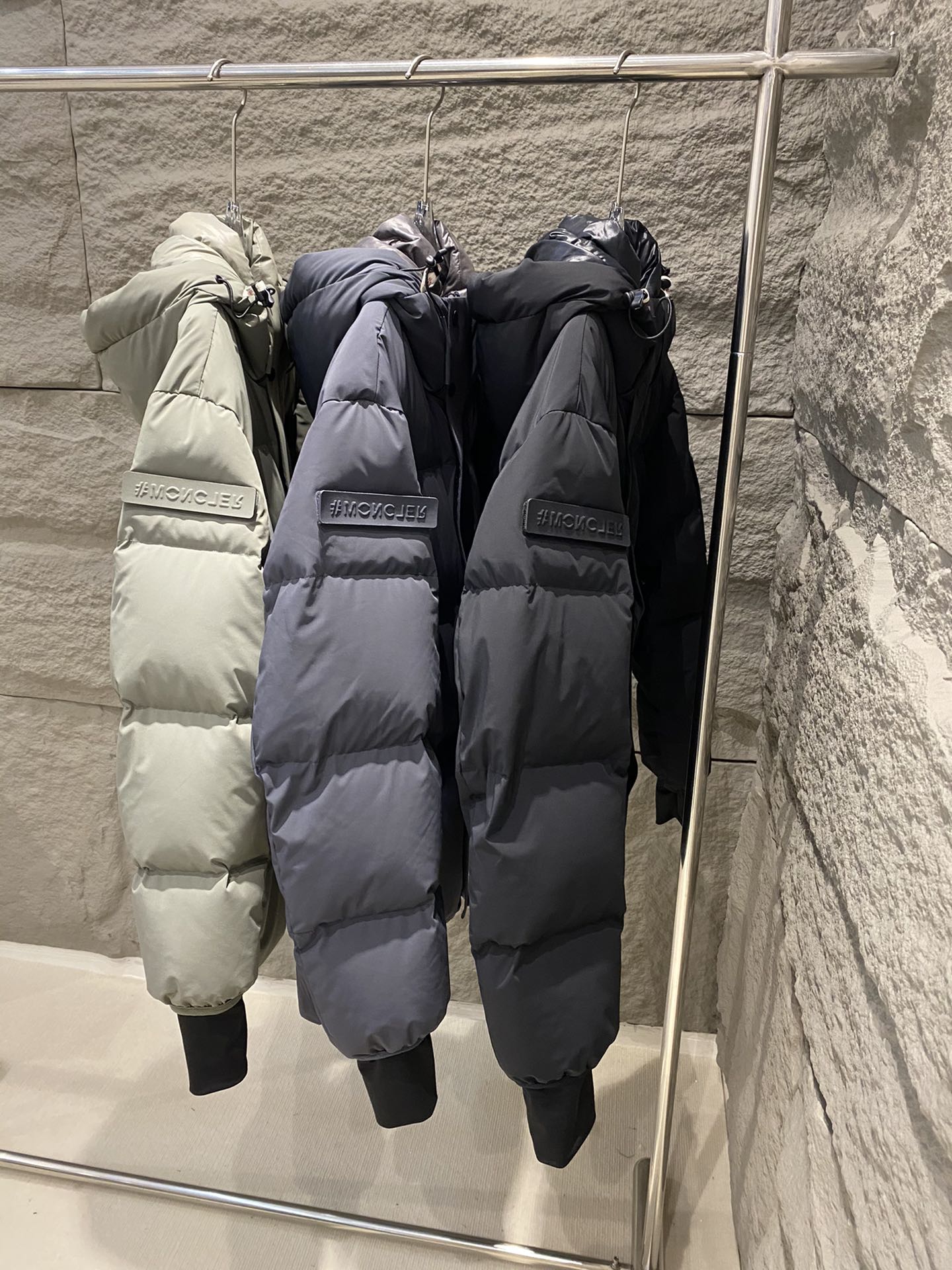 ¡p1280 Moncler Moncler 24 nuevos gemelos de velcro chaqueta con capucha chaqueta de plumas modelos caseros de alta calidad ropa de esquí! A prueba de viento y resistente al agua en relieve tapeta Impermeable en relieve ykk cremallera 90 relleno de vellón Espesado y cálido Ambos lados de las mangas están adornadas con velcro peel-and-stick gemelos Letras y logotipos de la marca ¡Altamente reconocible! Esenciales para el aire libre ~ Color: negro / gris oscuro / verde claro Talla: 1/2/3/4/5 - imitación de fábrica de alta calidad