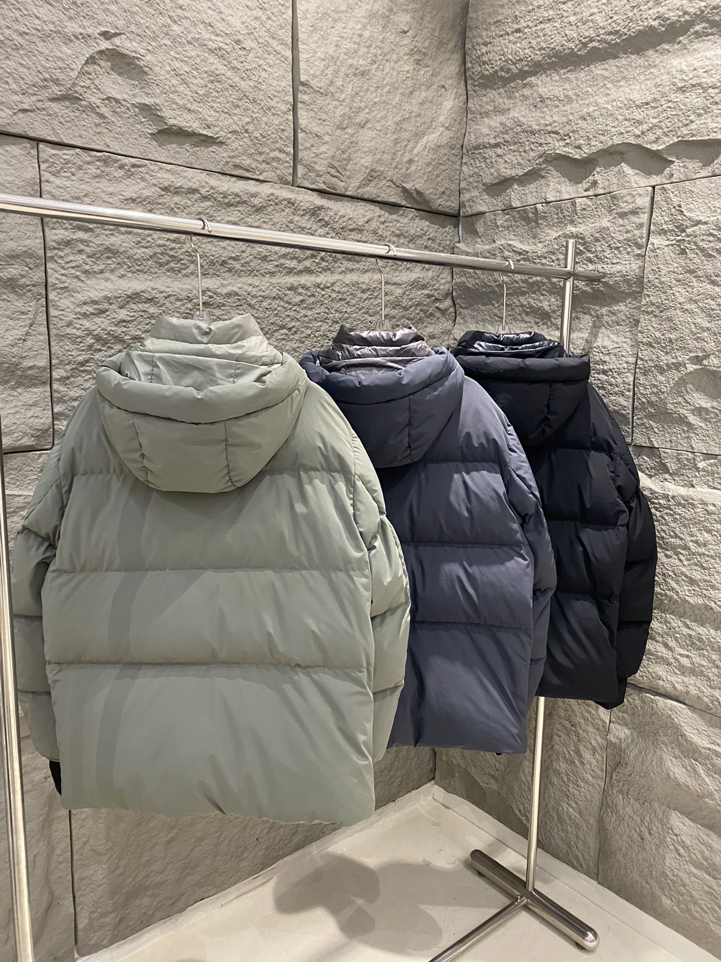 p1280 Moncler Moncler 24 novos botões de punho com velcro Casaco com capuz modelos caseiros de vestuário de esqui de alta qualidade! Fecho de correr em relevo à prova de vento e de água Fecho de correr em relevo à prova de água com fecho de correr ykk 90 enchimento de lã Engrossado e quente Os dois lados das mangas são adornados com botões de punho de velcro que se descolam e colam Letras e logótipos da marca Muito reconhecíveis! Essenciais para o ar livre ~ Cor: preto / cinzento escuro / verde claro Tamanho: 1/2/3/4/5- sacos de alta qualidade