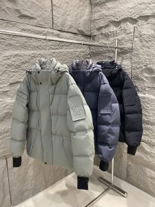 p1280 Moncler Moncler 24 new velcro cufflinks hooded down jacket jacket homemade models high quality skiwear ! Patte de boutonnage gaufrée coupe-vent et imperméable Fermeture éclair ykk gaufrée imperméable Rembourrage en polaire 90 Épais et chaud Les deux côtés des manches sont ornés de boutons de manchette en velcro autocollants Lettres et logos de la marque Très reconnaissables ! L'essentiel pour l'extérieur ~ Couleur : noir / gris foncé / vert clair Taille : 1/2/3/4/5- sacs de haute qualité