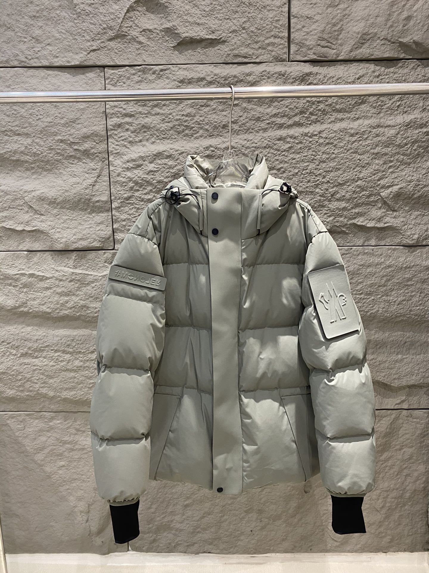 p1280 Moncler Moncler 24 novos botões de punho com velcro Casaco com capuz modelos caseiros de vestuário de esqui de alta qualidade! Fecho de correr em relevo à prova de vento e de água Fecho de correr em relevo à prova de água com fecho de correr ykk 90 enchimento de lã Engrossado e quente Os dois lados das mangas são adornados com botões de punho de velcro que se descolam e colam Letras e logótipos da marca Muito reconhecíveis! Essenciais para o ar livre ~ Cor: preto / cinzento escuro / verde claro Tamanho: 1/2/3/4/5- sacos de alta qualidade