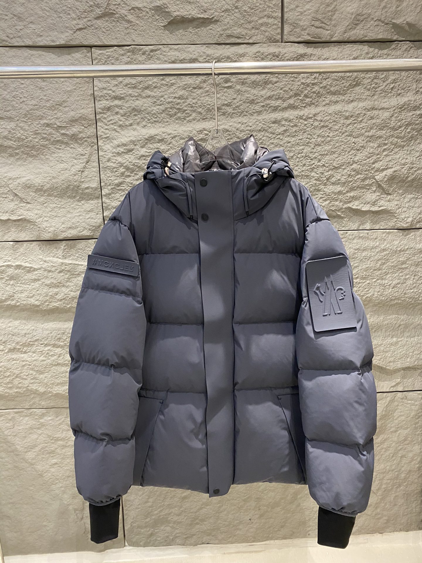 p1280 Moncler Moncler 24 novos botões de punho com velcro Casaco com capuz modelos caseiros de vestuário de esqui de alta qualidade! Fecho de correr em relevo à prova de vento e de água Fecho de correr em relevo à prova de água com fecho de correr ykk 90 enchimento de lã Engrossado e quente Os dois lados das mangas são adornados com botões de punho de velcro que se descolam e colam Letras e logótipos da marca Muito reconhecíveis! Essenciais para o ar livre ~ Cor: preto / cinzento escuro / verde claro Tamanho: 1/2/3/4/5- sacos de alta qualidade