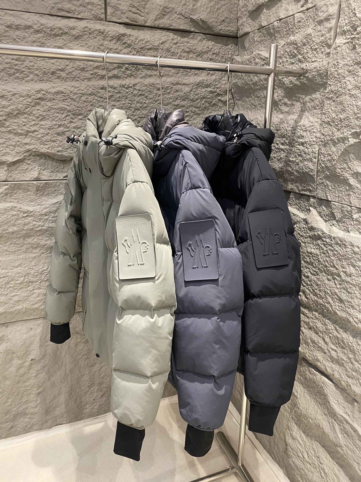 p1280 Moncler Moncler 24 novos botões de punho com velcro Casaco com capuz modelos caseiros de vestuário de esqui de alta qualidade! Fecho de correr em relevo à prova de vento e de água Fecho de correr em relevo à prova de água com fecho de correr ykk 90 enchimento de lã Engrossado e quente Os dois lados das mangas são adornados com botões de punho de velcro que se descolam e colam Letras e logótipos da marca Muito reconhecíveis! Essenciais para o ar livre ~ Cor: preto / cinzento escuro / verde claro Tamanho: 1/2/3/4/5- sacos de alta qualidade