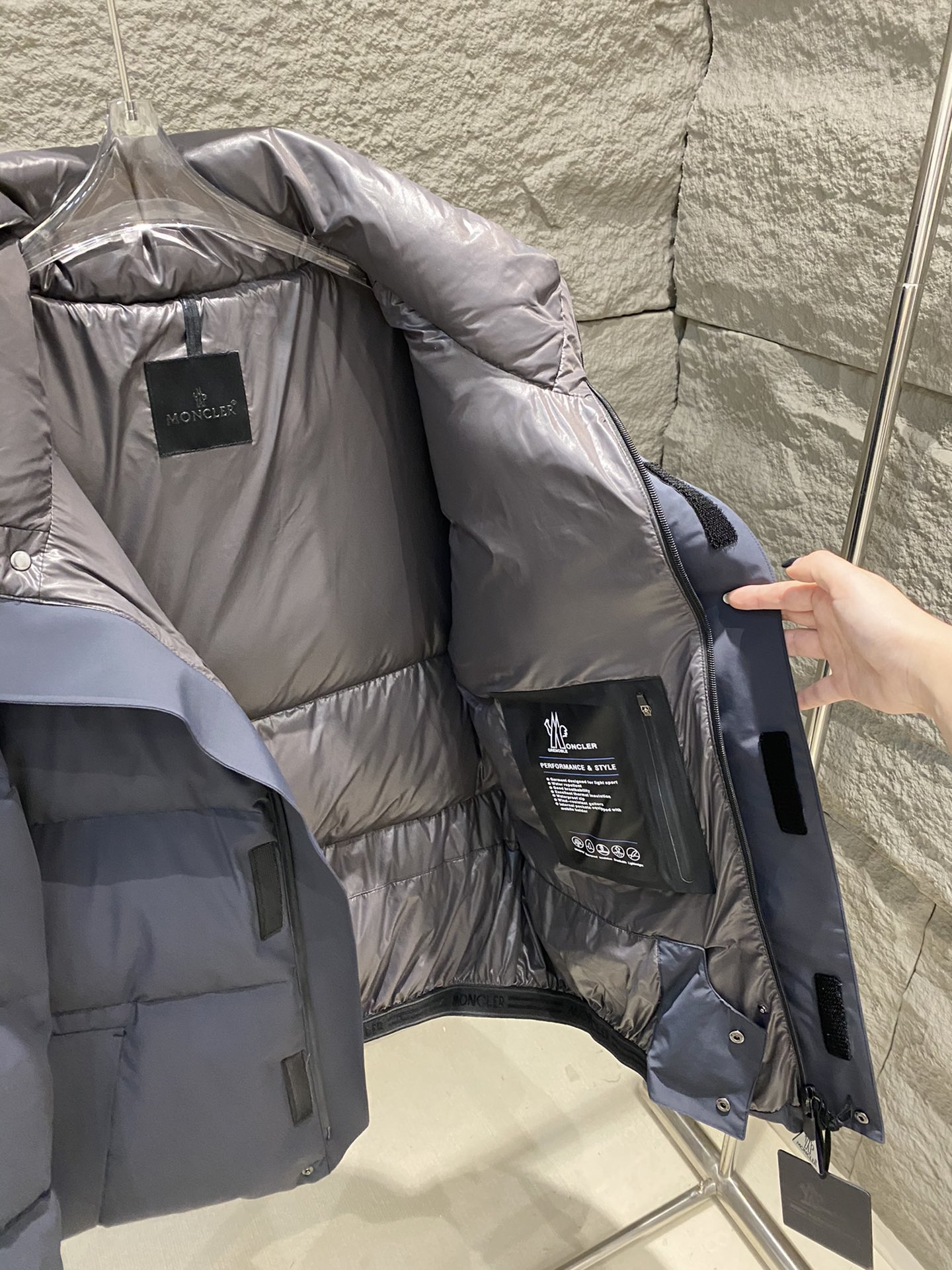 ¡p1280 Moncler Moncler 24 nuevos gemelos de velcro chaqueta con capucha chaqueta de plumas modelos caseros de alta calidad ropa de esquí! A prueba de viento y resistente al agua en relieve tapeta Impermeable en relieve ykk cremallera 90 relleno de vellón Espesado y cálido Ambos lados de las mangas están adornadas con velcro peel-and-stick gemelos Letras y logotipos de la marca ¡Altamente reconocible! Esenciales para el aire libre ~ Color: negro / gris oscuro / verde claro Talla: 1/2/3/4/5 - imitación de fábrica de alta calidad