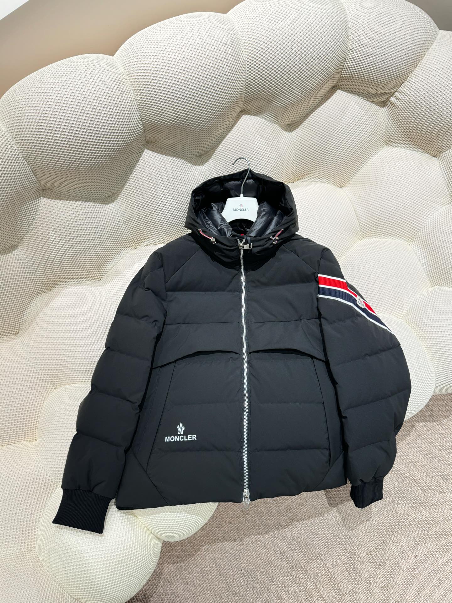 p1280 Moncler²⁰²⁴
2024羽绒服高版本 原⌚️对⌚️
SIZE：48-56-高仿包包