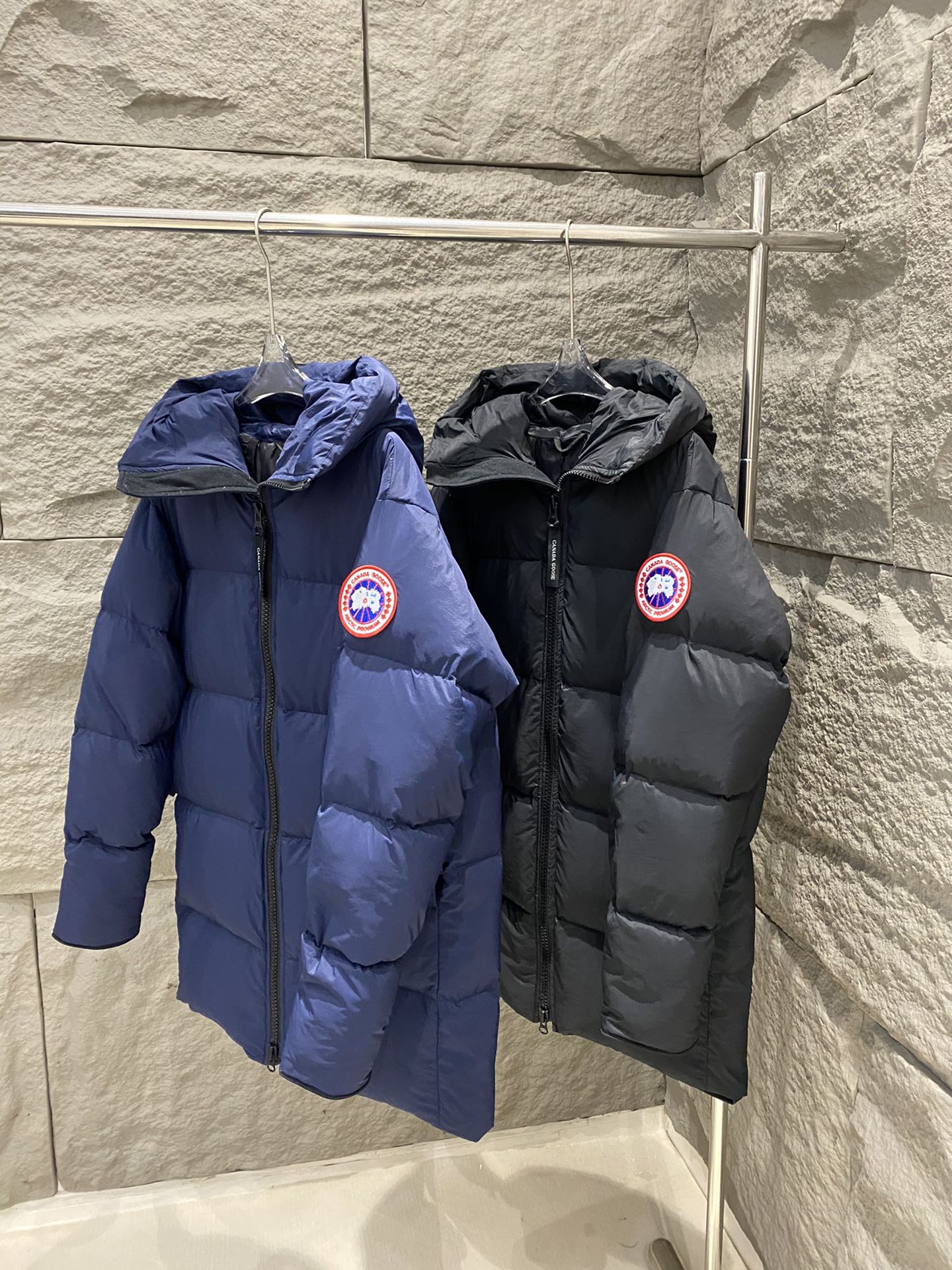 p1300 Canada Goose Canada Goose Jaqueta de penas com capuz de comprimento médio Hsu Kwang Han Mesmo modelo 🌟 Homens e mulheres 90% White Duck Down Alta qualidadeLeve e quente sem pressãoAtividade ao ar livreA alça de ombro pode ser carregada na parte de trás do corpoOutono e inverno Essentials 🦢! Cor: preto/navy Tamanho: S/M/L/XL-Sacos de alta moda