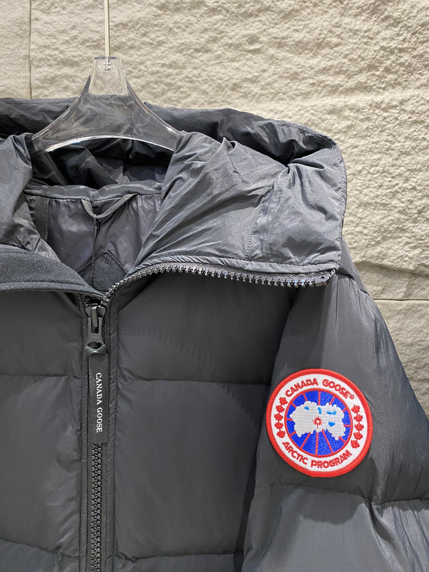 p1300 Canada Goose Canada Goose chaqueta de plumón con capucha de longitud mediaXu Guanghan mismo modelo 🌟 hombres y mujeres con el mismo modelo¡90% plumón de pato blanco de alta calidad calor ligero no presiona el cuerpo actividades al aire libre correas se puede llevar en el cuerpo otoño e invierno esencial 🦢!Color: negro/marinoTalla: S/M/L/XL