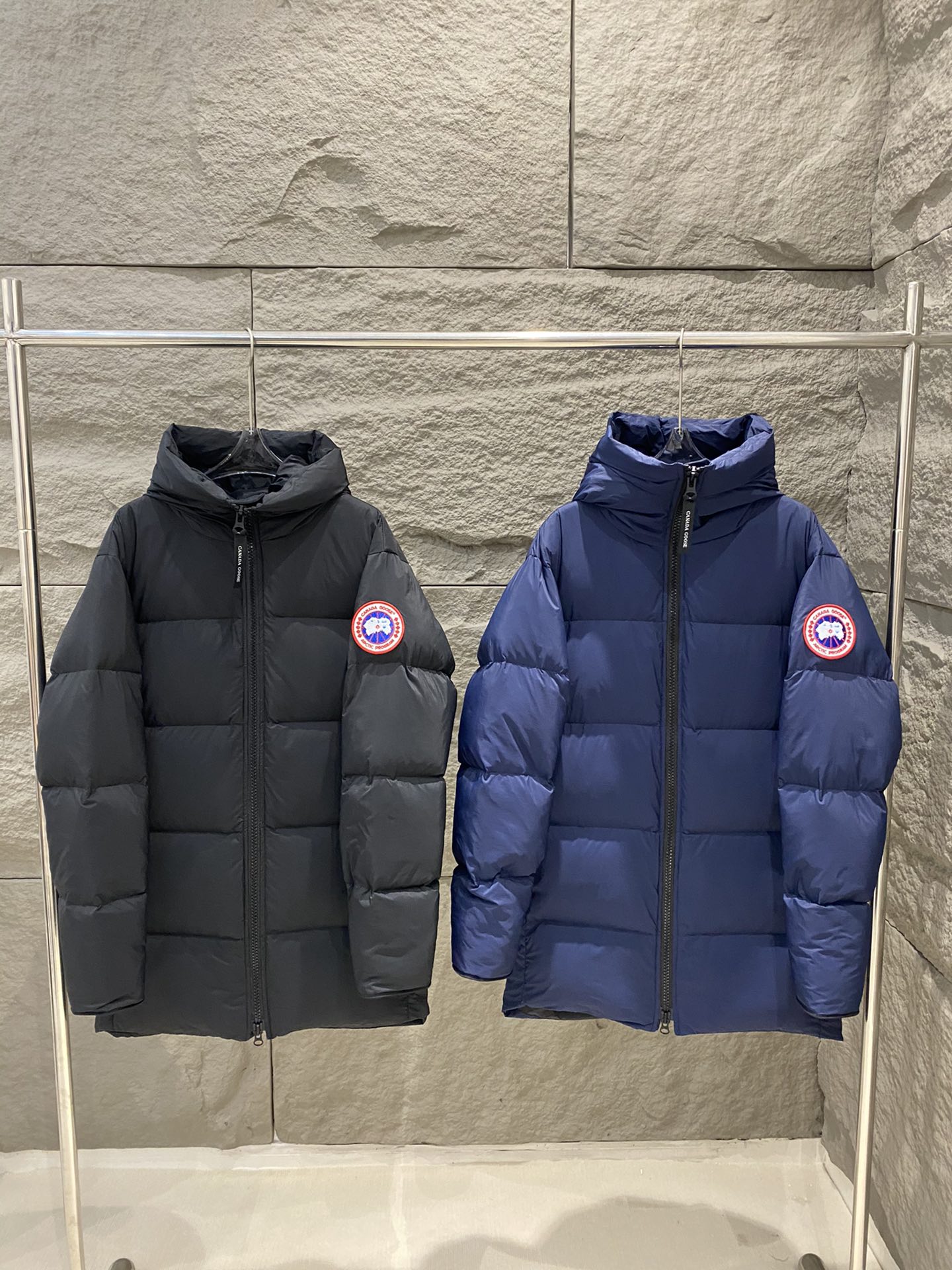 p1300 Canada Goose Canada Goose Jaqueta de penas com capuz de comprimento médio Hsu Kwang Han Mesmo modelo 🌟 Homens e mulheres 90% White Duck Down Alta qualidadeLeve e quente sem pressãoAtividade ao ar livreA alça de ombro pode ser carregada na parte de trás do corpoOutono e inverno Essentials 🦢! Cor: preto/navy Tamanho: S/M/L/XL-Sacos de alta moda