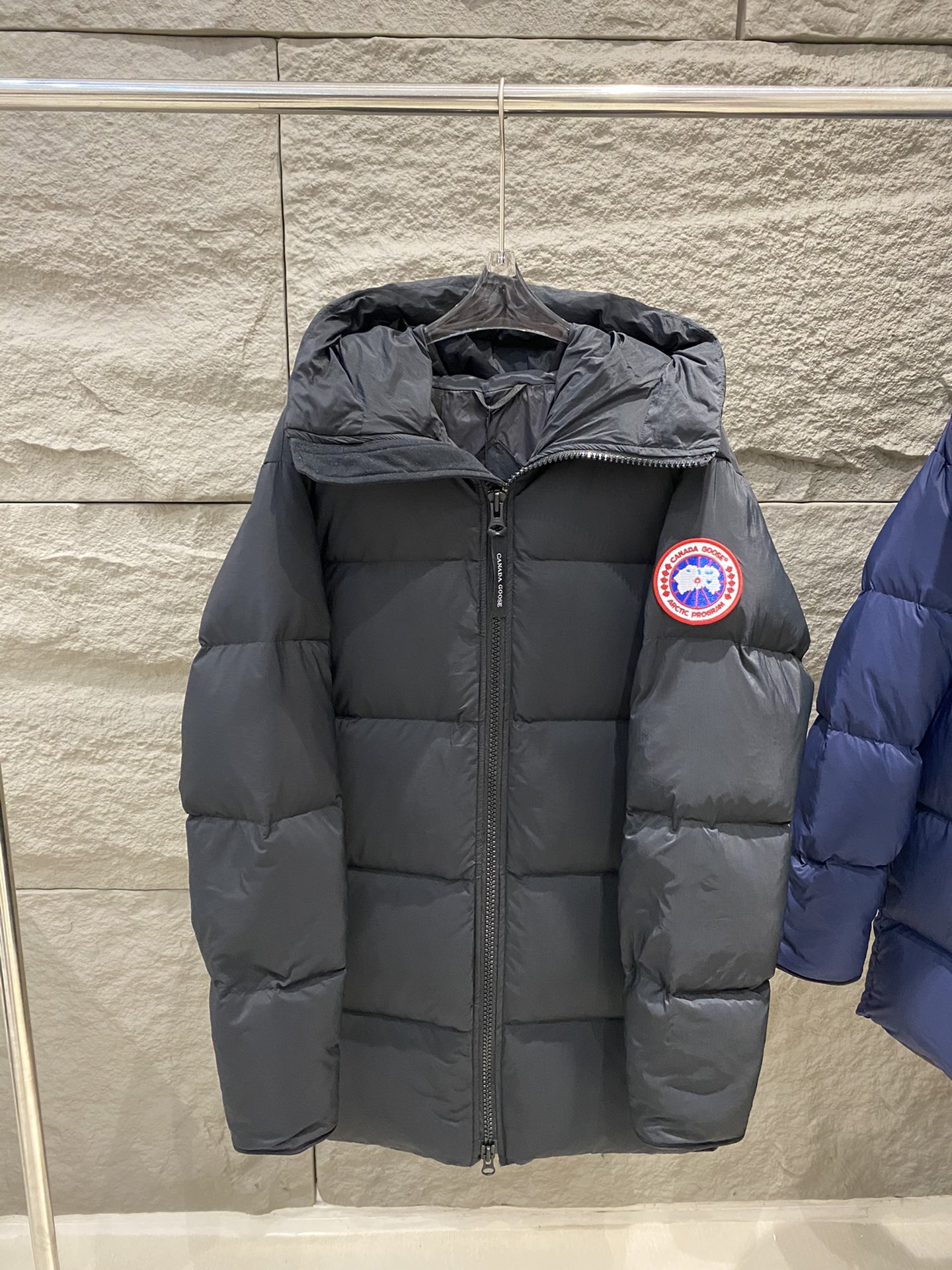 p1300 Canada Goose Canada Goose Jaqueta de penas com capuz de comprimento médio Hsu Kwang Han Mesmo modelo 🌟 Homens e mulheres 90% White Duck Down Alta qualidadeLeve e quente sem pressãoAtividade ao ar livreA alça de ombro pode ser carregada na parte de trás do corpoOutono e inverno Essentials 🦢! Cor: preto/navy Tamanho: S/M/L/XL-Sacos de alta moda