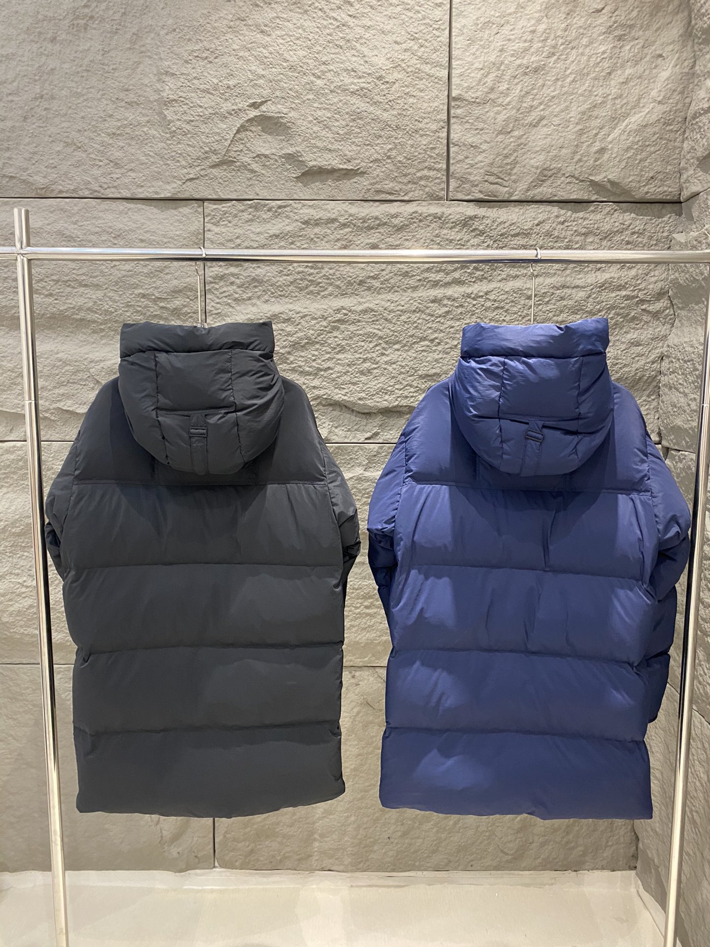 p1300 Canada Goose Canada Goose Mid-Length Hooded Down Jacket Hsu Kwang Han Same Model 🌟 Men and Women 90% White Duck Down High QualityLéger et chaud sans pressionOutdoor ActivityShoulder Strap can be carried on the back of the bodyAutumn and Winter Essentials 🦢 ! Couleur : noir/marine Taille : S/M/L/XL-Sacs à la mode