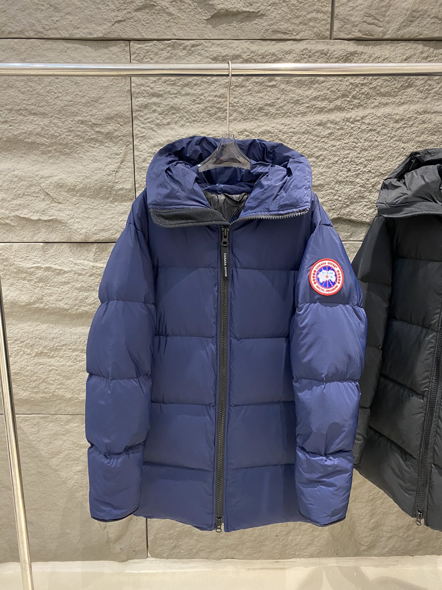 p1300 Canada Goose Canada Goose chaqueta de plumón con capucha de longitud mediaXu Guanghan mismo modelo 🌟 hombres y mujeres con el mismo modelo¡90% plumón de pato blanco de alta calidad calor ligero no presiona el cuerpo actividades al aire libre correas se puede llevar en el cuerpo otoño e invierno esencial 🦢!Color: negro/marinoTalla: S/M/L/XL