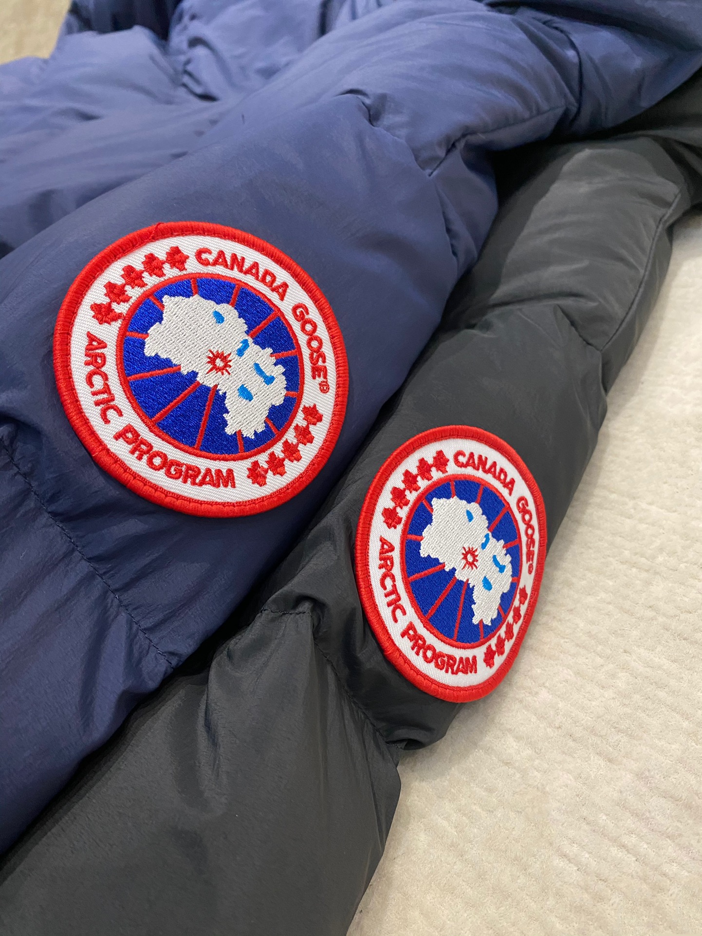 p1300 Canada Goose Canada Goose chaqueta de plumón con capucha de longitud mediaXu Guanghan mismo modelo 🌟 hombres y mujeres con el mismo modelo¡90% plumón de pato blanco de alta calidad calor ligero no presiona el cuerpo actividades al aire libre correas se puede llevar en el cuerpo otoño e invierno esencial 🦢!Color: negro/marinoTalla: S/M/L/XL