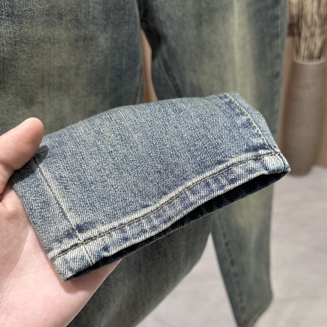 ¡P500 Burberry 2024ss Otoño / Invierno nuevos pantalones vaqueros Sincronización sitio web oficial La comprensión de la moda y versatilidad Personalización de gama alta 狠货后幅设计最新LOGO刺绣🪡定制imported tanino tejido de algodón denim lavado mano de obra fina energía fresca llena de modelos de desplazamiento suave y delicado cómodo y transpirable con alta tasa de tasa de desgaste estalló contra calidad! ¡La tela está hecha de algodón importado denim lavado!Tamaño: 30-38🈚️37Color: Azul.