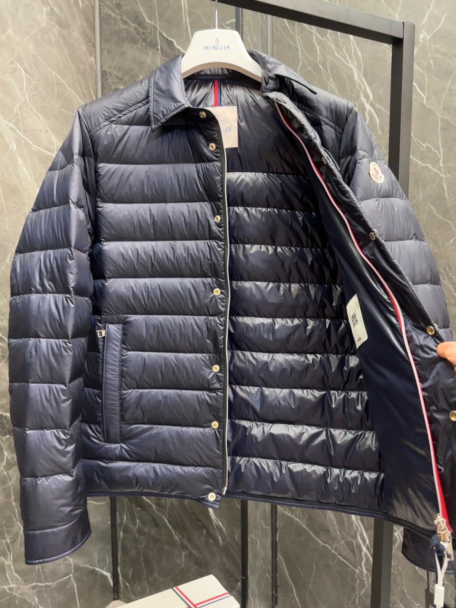 P1020 Moncler Moncler High-end recommended cattle 2024 Autumn/Winter Men's Pure 90 Down Jacket ! Noble lignée, plein de peluche, temps froid, haut de gamme des vêtements de prêt-à-porter, l'ensemble du vêtement est conçu en utilisant l'artisanat lourd à la main, la partie intérieure du squelette comme un support sont recouverts de bandes gaufrées à la main de revêtement imperméable sous la forme de la silhouette de l'imperméable extérieur comme le ton de l'intégration des éléments de conception de la mode n'est pas orientée vers la fonctionnalité des modèles pratiques de haute rue remplis de sélection importée de haute qualité de 90 duvet de canard blanc + 10 plumes, poids élevé, épais, chaleur rapide et polythermique, l'effet de rassembler le meilleur ! Zegna traditionnelle artisanat Symbol pièce et donne la nouvelle saison de la vitalité de la mode et de la valeur esthétique de la mode aussi Zhuang et harmonieux style élite urbaine hommes préférés Taille : M-3XL178 140 livres porter L Slim maximum peut porter 190 livres-High réplique sacs