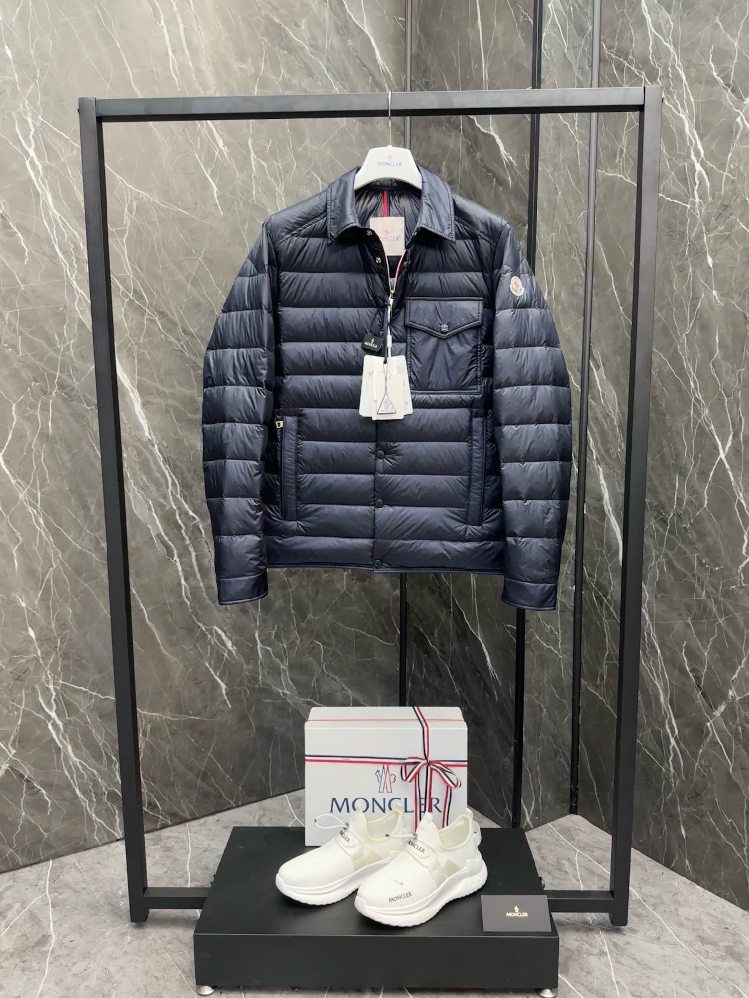 P1020 Moncler Moncler High-end recommended cattle 2024 Autumn/Winter Men's Pure 90 Down Jacket ! Noble lignée, plein de peluche, temps froid, haut de gamme des vêtements de prêt-à-porter, l'ensemble du vêtement est conçu en utilisant l'artisanat lourd à la main, la partie intérieure du squelette comme un support sont recouverts de bandes gaufrées à la main de revêtement imperméable sous la forme de la silhouette de l'imperméable extérieur comme le ton de l'intégration des éléments de conception de la mode n'est pas orientée vers la fonctionnalité des modèles pratiques de haute rue remplis de sélection importée de haute qualité de 90 duvet de canard blanc + 10 plumes, poids élevé, épais, chaleur rapide et polythermique, l'effet de rassembler le meilleur ! Zegna traditionnelle artisanat Symbol pièce et donne la nouvelle saison de la vitalité de la mode et de la valeur esthétique de la mode aussi Zhuang et harmonieux style élite urbaine hommes préférés Taille : M-3XL178 140 livres porter L Slim maximum peut porter 190 livres-High réplique sacs