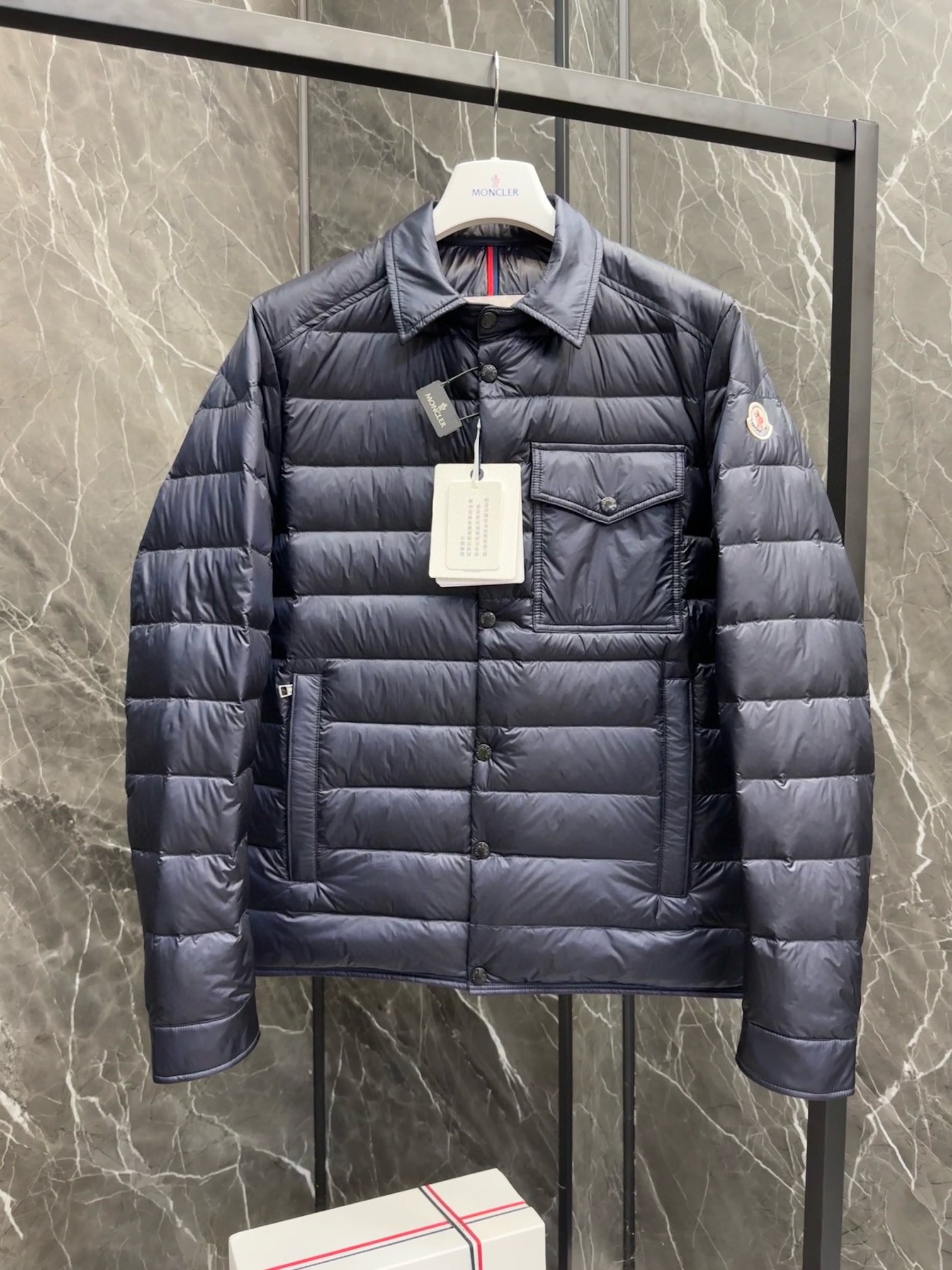 P1020 Moncler Moncler High-end recommended cattle 2024 Autumn/Winter Men's Pure 90 Down Jacket ! Noble lignée, plein de peluche, temps froid, haut de gamme des vêtements de prêt-à-porter, l'ensemble du vêtement est conçu en utilisant l'artisanat lourd à la main, la partie intérieure du squelette comme un support sont recouverts de bandes gaufrées à la main de revêtement imperméable sous la forme de la silhouette de l'imperméable extérieur comme le ton de l'intégration des éléments de conception de la mode n'est pas orientée vers la fonctionnalité des modèles pratiques de haute rue remplis de sélection importée de haute qualité de 90 duvet de canard blanc + 10 plumes, poids élevé, épais, chaleur rapide et polythermique, l'effet de rassembler le meilleur ! Zegna traditionnelle artisanat Symbol pièce et donne la nouvelle saison de la vitalité de la mode et de la valeur esthétique de la mode aussi Zhuang et harmonieux style élite urbaine hommes préférés Taille : M-3XL178 140 livres porter L Slim maximum peut porter 190 livres-High réplique sacs