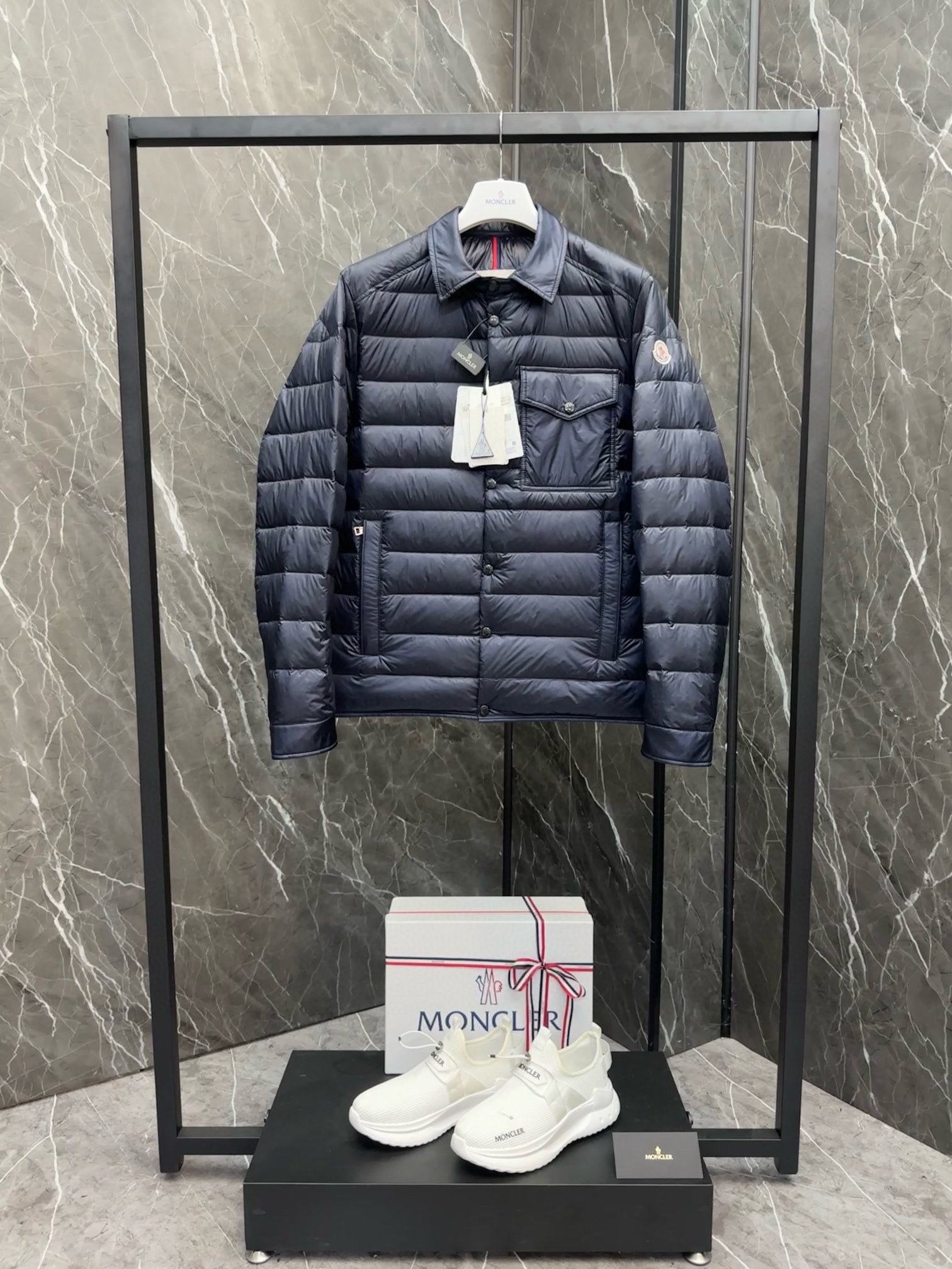 P1020 Moncler Moncler High-end recommended cattle 2024 Autumn/Winter Men's Pure 90 Down Jacket ! Noble lignée, plein de peluche, temps froid, haut de gamme des vêtements de prêt-à-porter, l'ensemble du vêtement est conçu en utilisant l'artisanat lourd à la main, la partie intérieure du squelette comme un support sont recouverts de bandes gaufrées à la main de revêtement imperméable sous la forme de la silhouette de l'imperméable extérieur comme le ton de l'intégration des éléments de conception de la mode n'est pas orientée vers la fonctionnalité des modèles pratiques de haute rue remplis de sélection importée de haute qualité de 90 duvet de canard blanc + 10 plumes, poids élevé, épais, chaleur rapide et polythermique, l'effet de rassembler le meilleur ! Zegna traditionnelle artisanat Symbol pièce et donne la nouvelle saison de la vitalité de la mode et de la valeur esthétique de la mode aussi Zhuang et harmonieux style élite urbaine hommes préférés Taille : M-3XL178 140 livres porter L Slim maximum peut porter 190 livres-High réplique sacs