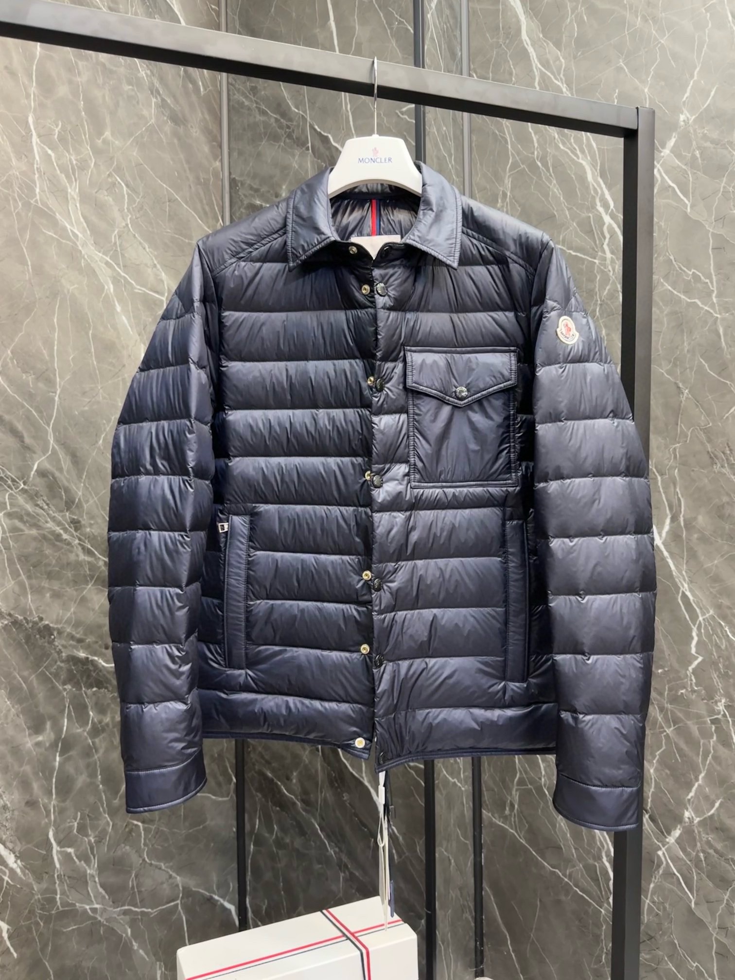 P1020 Moncler Moncler High-end recommended cattle 2024 Autumn/Winter Men's Pure 90 Down Jacket ! Noble lignée, plein de peluche, temps froid, haut de gamme des vêtements de prêt-à-porter, l'ensemble du vêtement est conçu en utilisant l'artisanat lourd à la main, la partie intérieure du squelette comme un support sont recouverts de bandes gaufrées à la main de revêtement imperméable sous la forme de la silhouette de l'imperméable extérieur comme le ton de l'intégration des éléments de conception de la mode n'est pas orientée vers la fonctionnalité des modèles pratiques de haute rue remplis de sélection importée de haute qualité de 90 duvet de canard blanc + 10 plumes, poids élevé, épais, chaleur rapide et polythermique, l'effet de rassembler le meilleur ! Zegna traditionnelle artisanat Symbol pièce et donne la nouvelle saison de la vitalité de la mode et de la valeur esthétique de la mode aussi Zhuang et harmonieux style élite urbaine hommes préférés Taille : M-3XL178 140 livres porter L Slim maximum peut porter 190 livres-High réplique sacs