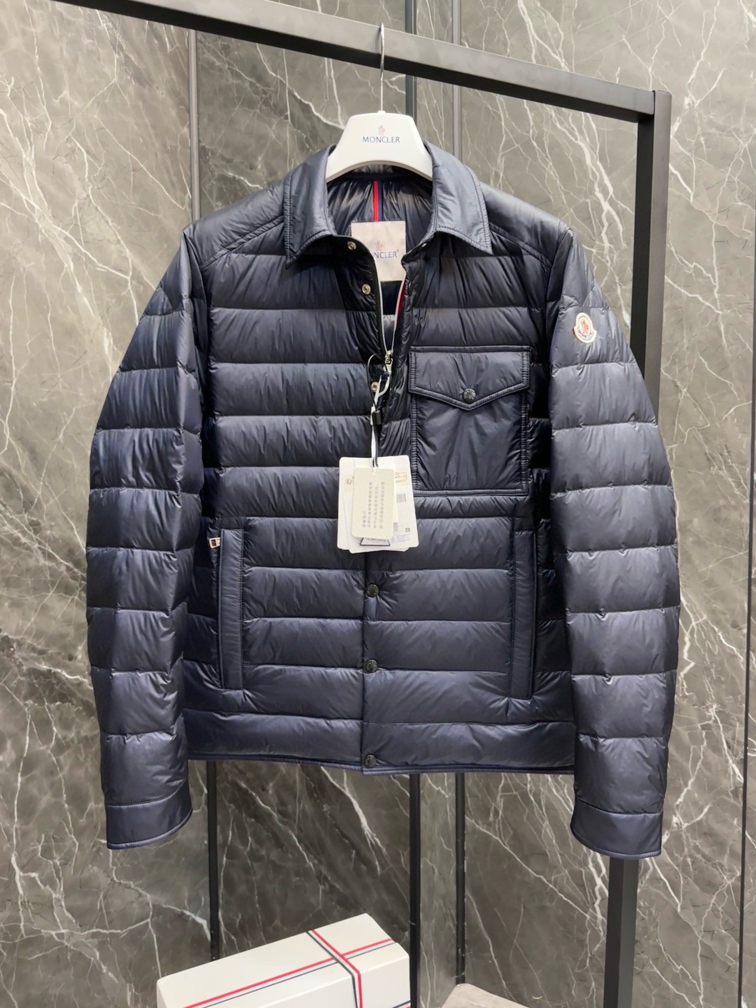 P1020 Moncler Moncler High-end recommended cattle 2024 Autumn/Winter Men's Pure 90 Down Jacket ! Noble lignée, plein de peluche, temps froid, haut de gamme des vêtements de prêt-à-porter, l'ensemble du vêtement est conçu en utilisant l'artisanat lourd à la main, la partie intérieure du squelette comme un support sont recouverts de bandes gaufrées à la main de revêtement imperméable sous la forme de la silhouette de l'imperméable extérieur comme le ton de l'intégration des éléments de conception de la mode n'est pas orientée vers la fonctionnalité des modèles pratiques de haute rue remplis de sélection importée de haute qualité de 90 duvet de canard blanc + 10 plumes, poids élevé, épais, chaleur rapide et polythermique, l'effet de rassembler le meilleur ! Zegna traditionnelle artisanat Symbol pièce et donne la nouvelle saison de la vitalité de la mode et de la valeur esthétique de la mode aussi Zhuang et harmonieux style élite urbaine hommes préférés Taille : M-3XL178 140 livres porter L Slim maximum peut porter 190 livres-High réplique sacs