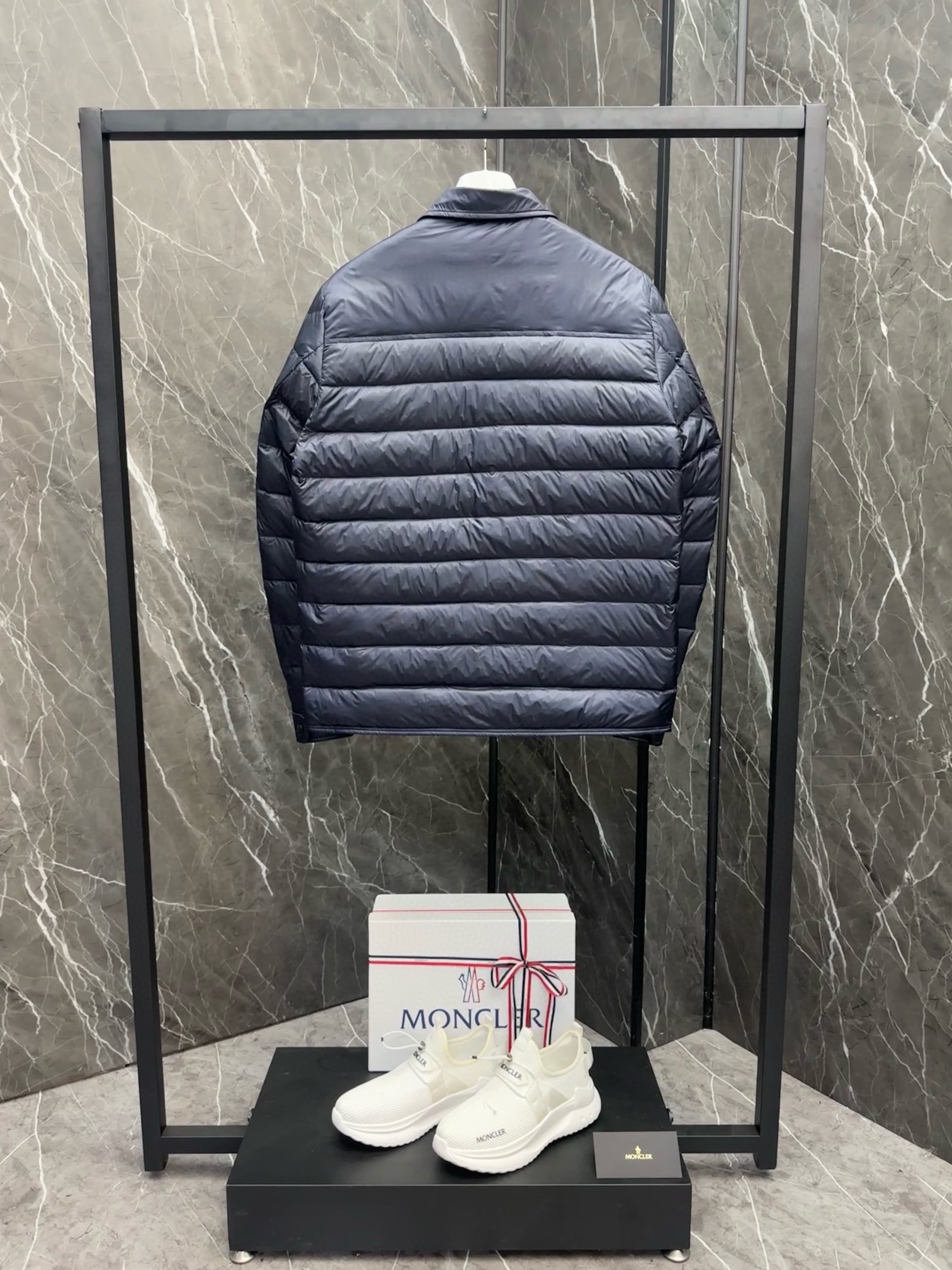 P1020 Moncler Moncler High-end recommended cattle 2024 Autumn/Winter Men's Pure 90 Down Jacket ! Noble lignée, plein de peluche, temps froid, haut de gamme des vêtements de prêt-à-porter, l'ensemble du vêtement est conçu en utilisant l'artisanat lourd à la main, la partie intérieure du squelette comme un support sont recouverts de bandes gaufrées à la main de revêtement imperméable sous la forme de la silhouette de l'imperméable extérieur comme le ton de l'intégration des éléments de conception de la mode n'est pas orientée vers la fonctionnalité des modèles pratiques de haute rue remplis de sélection importée de haute qualité de 90 duvet de canard blanc + 10 plumes, poids élevé, épais, chaleur rapide et polythermique, l'effet de rassembler le meilleur ! Zegna traditionnelle artisanat Symbol pièce et donne la nouvelle saison de la vitalité de la mode et de la valeur esthétique de la mode aussi Zhuang et harmonieux style élite urbaine hommes préférés Taille : M-3XL178 140 livres porter L Slim maximum peut porter 190 livres-High réplique sacs