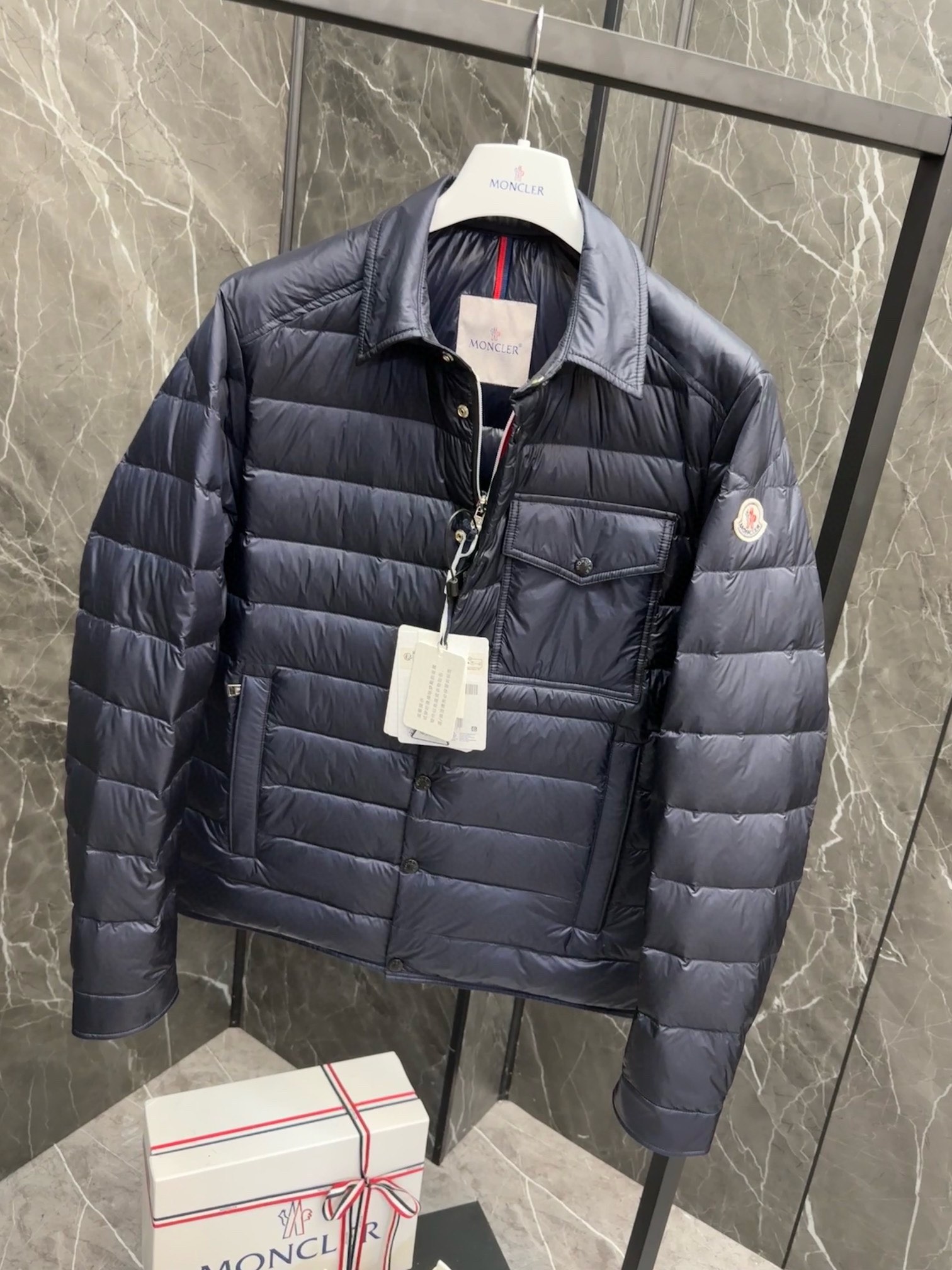 P1020 Moncler Moncler High-end recommended cattle 2024 Autumn/Winter Men's Pure 90 Down Jacket ! Noble lignée, plein de peluche, temps froid, haut de gamme des vêtements de prêt-à-porter, l'ensemble du vêtement est conçu en utilisant l'artisanat lourd à la main, la partie intérieure du squelette comme un support sont recouverts de bandes gaufrées à la main de revêtement imperméable sous la forme de la silhouette de l'imperméable extérieur comme le ton de l'intégration des éléments de conception de la mode n'est pas orientée vers la fonctionnalité des modèles pratiques de haute rue remplis de sélection importée de haute qualité de 90 duvet de canard blanc + 10 plumes, poids élevé, épais, chaleur rapide et polythermique, l'effet de rassembler le meilleur ! Zegna traditionnelle artisanat Symbol pièce et donne la nouvelle saison de la vitalité de la mode et de la valeur esthétique de la mode aussi Zhuang et harmonieux style élite urbaine hommes préférés Taille : M-3XL178 140 livres porter L Slim maximum peut porter 190 livres-High réplique sacs