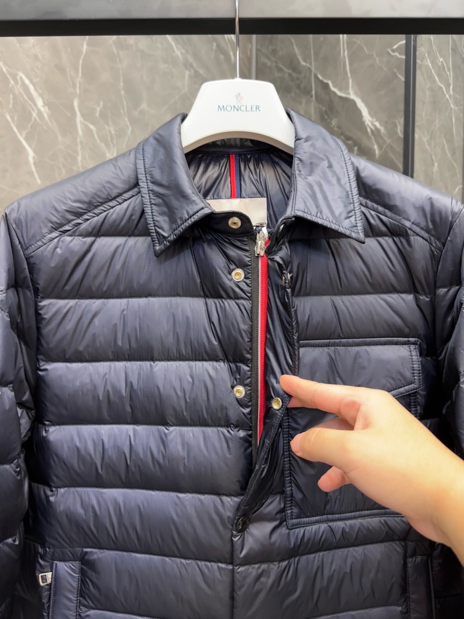 P1020 Moncler Moncler High-end recommended cattle 2024 Autumn/Winter Men's Pure 90 Down Jacket ! Noble lignée, plein de peluche, temps froid, haut de gamme des vêtements de prêt-à-porter, l'ensemble du vêtement est conçu en utilisant l'artisanat lourd à la main, la partie intérieure du squelette comme un support sont recouverts de bandes gaufrées à la main de revêtement imperméable sous la forme de la silhouette de l'imperméable extérieur comme le ton de l'intégration des éléments de conception de la mode n'est pas orientée vers la fonctionnalité des modèles pratiques de haute rue remplis de sélection importée de haute qualité de 90 duvet de canard blanc + 10 plumes, poids élevé, épais, chaleur rapide et polythermique, l'effet de rassembler le meilleur ! Zegna traditionnelle artisanat Symbol pièce et donne la nouvelle saison de la vitalité de la mode et de la valeur esthétique de la mode aussi Zhuang et harmonieux style élite urbaine hommes préférés Taille : M-3XL178 140 livres porter L Slim maximum peut porter 190 livres-High réplique sacs