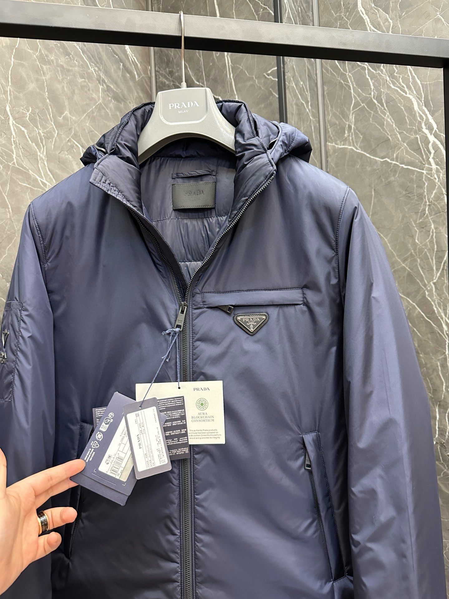 P1420 Moncler Moncler gado recomendado de alta qualidade 2024 outono / inverno Jaqueta masculina Pure 90 Down! Linhagem nobre, cheia de sensação fofa, arma fria, roupas prontas para vestir de alto nível, toda a peça é projetada usando artesanato pesado à mão, a parte interna do esqueleto como suporte é coberta com tiras em relevo à mão de revestimento impermeável na forma de silhueta de capa de chuva ao ar livre como o tom da integração dos elementos de design da moda não é orientado para a funcionalidade modelos práticos de rua cheios de seleção importada de alto grau de 90 penas de pato branco + 10 penas, alto peso, calor espesso, rápido e calor politérmico, o efeito de coleta muito bom! O artesanato tradicional da Zegna, peça-símbolo, confere à nova estação vitalidade e valor estético à moda, bem como ao estilo harmonioso de Zhuang e à elite urbana preferida dos homens Tamanho: M-3XL178 140 libras desgaste L Slim máximo 190 libras