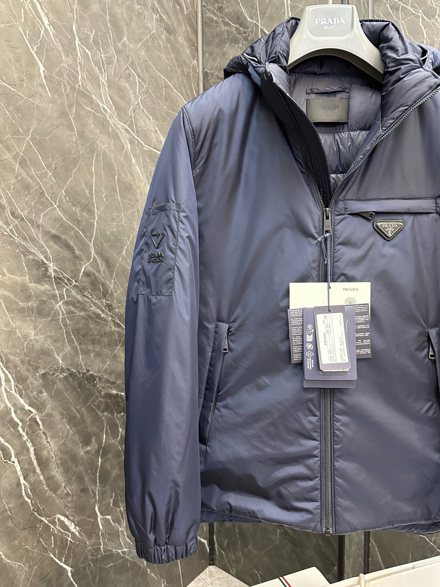 P1420 Moncler Moncler gado recomendado de alta qualidade 2024 outono / inverno Jaqueta masculina Pure 90 Down! Linhagem nobre, cheia de sensação fofa, arma fria, roupas prontas para vestir de alto nível, toda a peça é projetada usando artesanato pesado à mão, a parte interna do esqueleto como suporte é coberta com tiras em relevo à mão de revestimento impermeável na forma de silhueta de capa de chuva ao ar livre como o tom da integração dos elementos de design da moda não é orientado para a funcionalidade modelos práticos de rua cheios de seleção importada de alto grau de 90 penas de pato branco + 10 penas, alto peso, calor espesso, rápido e calor politérmico, o efeito de coleta muito bom! O artesanato tradicional da Zegna, peça-símbolo, confere à nova estação vitalidade e valor estético à moda, bem como ao estilo harmonioso de Zhuang e à elite urbana preferida dos homens Tamanho: M-3XL178 140 libras desgaste L Slim máximo 190 libras