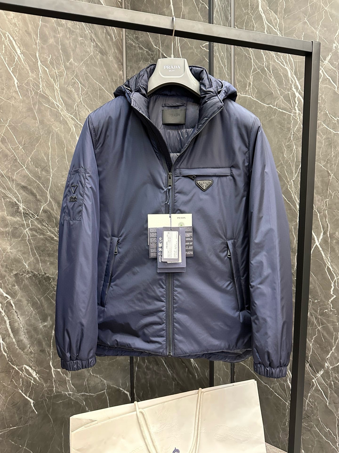 P1420 Moncler Moncler gado recomendado de alta qualidade 2024 outono / inverno Jaqueta masculina Pure 90 Down! Linhagem nobre, cheia de sensação fofa, arma fria, roupas prontas para vestir de alto nível, toda a peça é projetada usando artesanato pesado à mão, a parte interna do esqueleto como suporte é coberta com tiras em relevo à mão de revestimento impermeável na forma de silhueta de capa de chuva ao ar livre como o tom da integração dos elementos de design da moda não é orientado para a funcionalidade modelos práticos de rua cheios de seleção importada de alto grau de 90 penas de pato branco + 10 penas, alto peso, calor espesso, rápido e calor politérmico, o efeito de coleta muito bom! O artesanato tradicional da Zegna, peça-símbolo, confere à nova estação vitalidade e valor estético à moda, bem como ao estilo harmonioso de Zhuang e à elite urbana preferida dos homens Tamanho: M-3XL178 140 libras desgaste L Slim máximo 190 libras