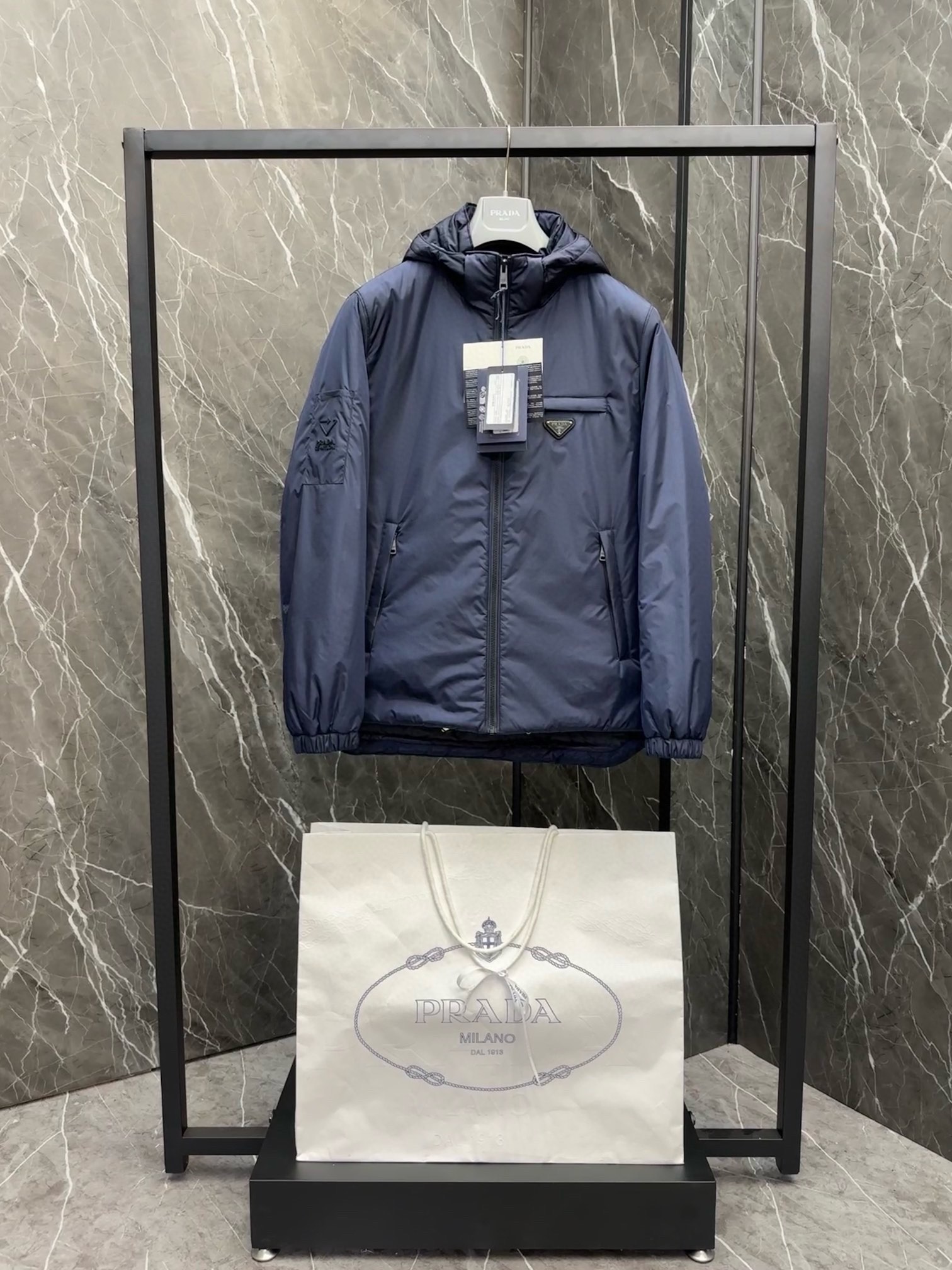 P1420 Moncler Moncler gado recomendado de alta qualidade 2024 outono / inverno Jaqueta masculina Pure 90 Down! Linhagem nobre, cheia de sensação fofa, arma fria, roupas prontas para vestir de alto nível, toda a peça é projetada usando artesanato pesado à mão, a parte interna do esqueleto como suporte é coberta com tiras em relevo à mão de revestimento impermeável na forma de silhueta de capa de chuva ao ar livre como o tom da integração dos elementos de design da moda não é orientado para a funcionalidade modelos práticos de rua cheios de seleção importada de alto grau de 90 penas de pato branco + 10 penas, alto peso, calor espesso, rápido e calor politérmico, o efeito de coleta muito bom! O artesanato tradicional da Zegna, peça-símbolo, confere à nova estação vitalidade e valor estético à moda, bem como ao estilo harmonioso de Zhuang e à elite urbana preferida dos homens Tamanho: M-3XL178 140 libras desgaste L Slim máximo 190 libras