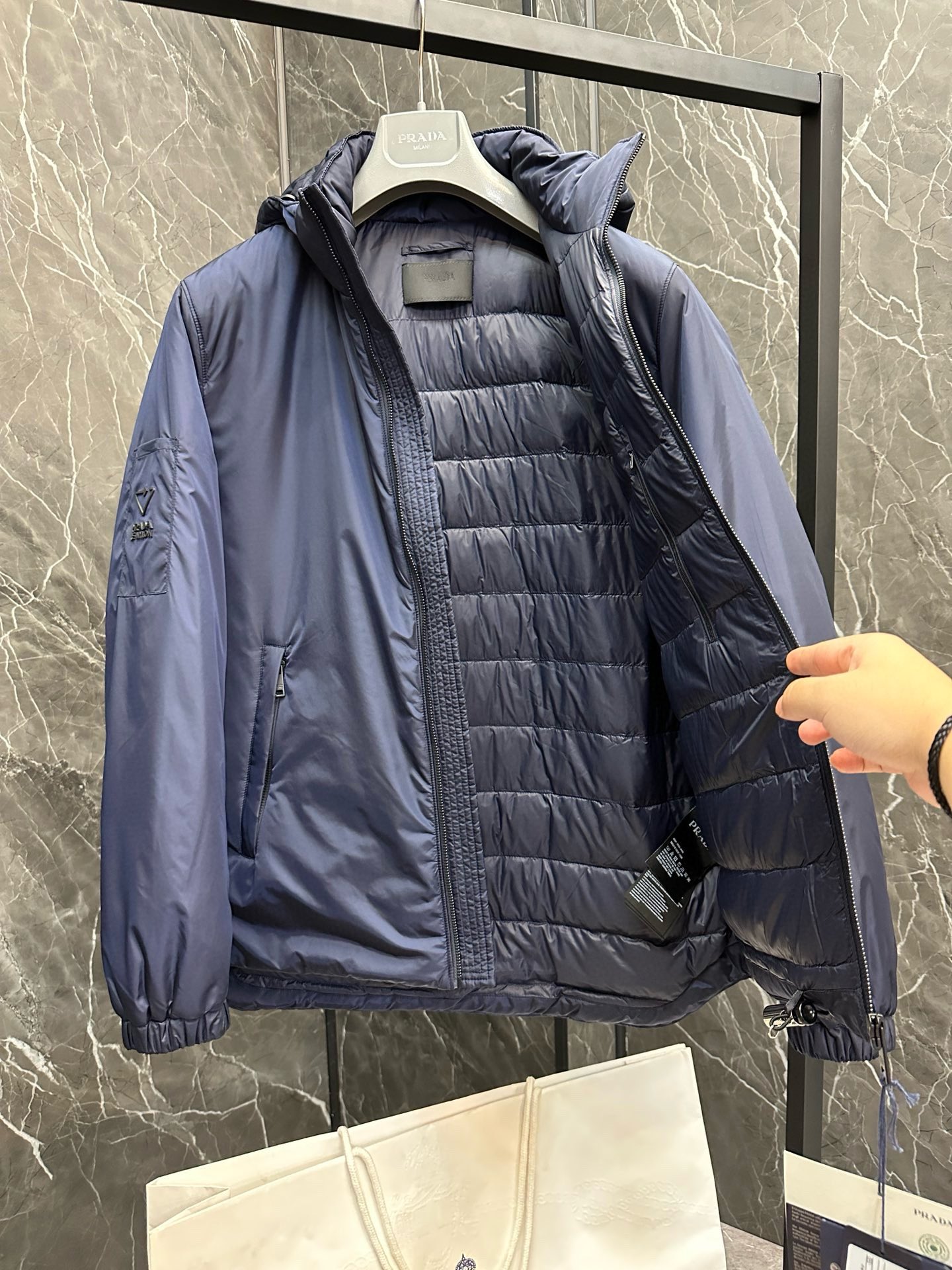 P1420 Moncler Moncler gado recomendado de alta qualidade 2024 outono / inverno Jaqueta masculina Pure 90 Down! Linhagem nobre, cheia de sensação fofa, arma fria, roupas prontas para vestir de alto nível, toda a peça é projetada usando artesanato pesado à mão, a parte interna do esqueleto como suporte é coberta com tiras em relevo à mão de revestimento impermeável na forma de silhueta de capa de chuva ao ar livre como o tom da integração dos elementos de design da moda não é orientado para a funcionalidade modelos práticos de rua cheios de seleção importada de alto grau de 90 penas de pato branco + 10 penas, alto peso, calor espesso, rápido e calor politérmico, o efeito de coleta muito bom! O artesanato tradicional da Zegna, peça-símbolo, confere à nova estação vitalidade e valor estético à moda, bem como ao estilo harmonioso de Zhuang e à elite urbana preferida dos homens Tamanho: M-3XL178 140 libras desgaste L Slim máximo 190 libras