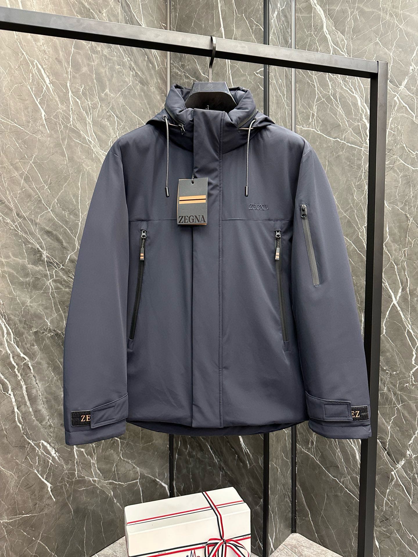 P1100 Moncler Moncler Haut de gamme recommandé bovins 2024 Automne/Hiver Pure 90 Down Jacket pour hommes ! Noble lignée, pleine de sensation duveteuse, arme froide, vêtements de prêt-à-porter haut de gamme haut de gamme, l'ensemble du vêtement est conçu en utilisant l'artisanat lourd à la main, la partie intérieure du squelette comme un support sont recouverts de bandes gaufrées à la main de revêtement imperméable sous la forme de la silhouette de l'imperméable extérieur comme le ton de l'intégration des éléments de conception de la mode n'est pas orienté vers la fonctionnalité des modèles pratiques de haute rue remplis de sélection importée de haute qualité de 90 duvet de canard blanc + 10 plumes, poids élevé, épais, chaleur rapide et polythermique, l'effet de rassemblement très bon ! Zegna traditionnel artisanat pièce Symbol et donne la nouvelle saison de la vitalité de la mode et de la valeur esthétique de la mode aussi Zhuangyixia style élite urbaine hommes préférés Taille : M-3XL178 140 livres porter L Slim maximum portable 190 livres