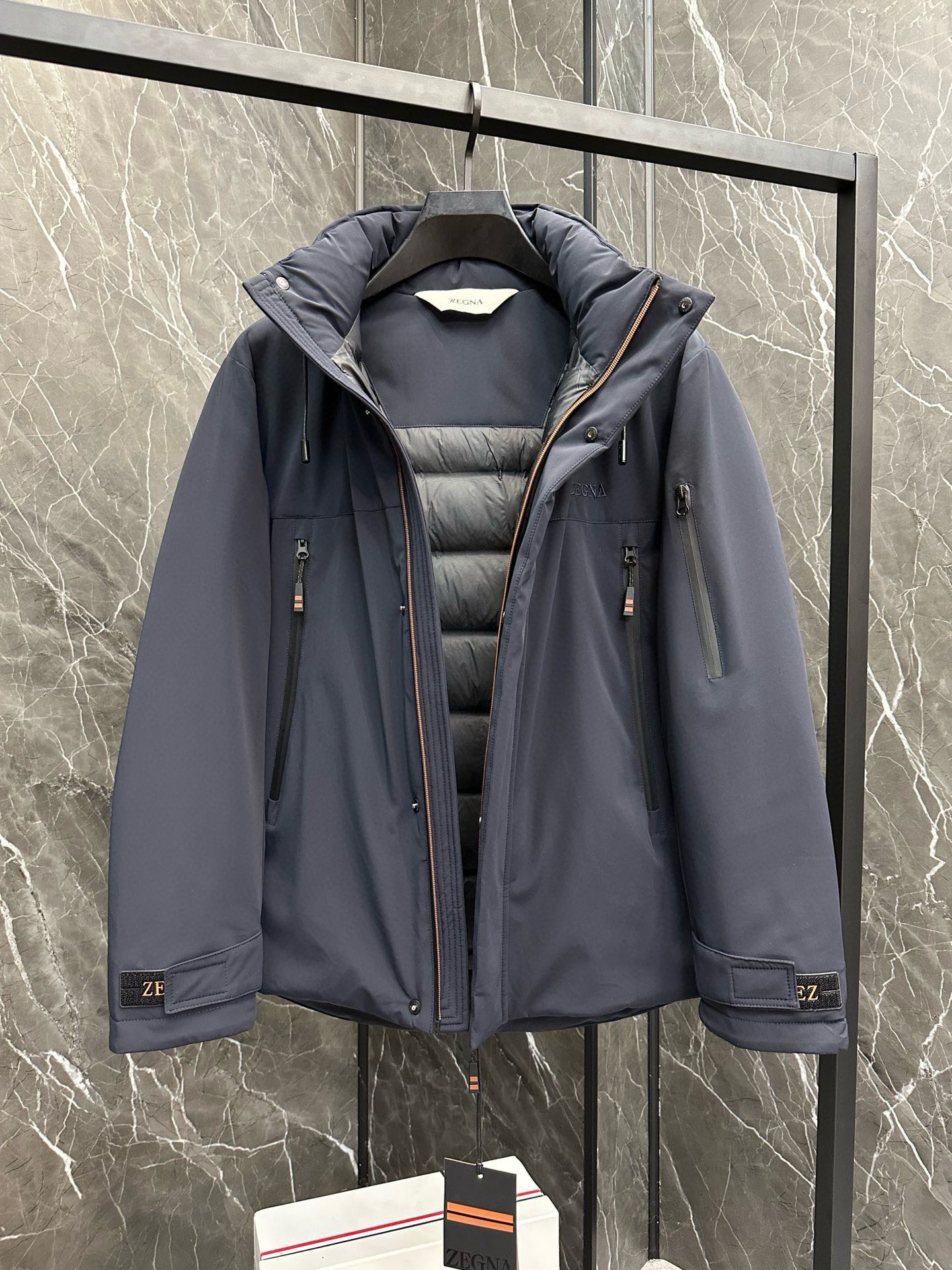 P1100 Moncler Moncler Haut de gamme recommandé bovins 2024 Automne/Hiver Pure 90 Down Jacket pour hommes ! Noble lignée, pleine de sensation duveteuse, arme froide, vêtements de prêt-à-porter haut de gamme haut de gamme, l'ensemble du vêtement est conçu en utilisant l'artisanat lourd à la main, la partie intérieure du squelette comme un support sont recouverts de bandes gaufrées à la main de revêtement imperméable sous la forme de la silhouette de l'imperméable extérieur comme le ton de l'intégration des éléments de conception de la mode n'est pas orienté vers la fonctionnalité des modèles pratiques de haute rue remplis de sélection importée de haute qualité de 90 duvet de canard blanc + 10 plumes, poids élevé, épais, chaleur rapide et polythermique, l'effet de rassemblement très bon ! Zegna traditionnel artisanat pièce Symbol et donne la nouvelle saison de la vitalité de la mode et de la valeur esthétique de la mode aussi Zhuangyixia style élite urbaine hommes préférés Taille : M-3XL178 140 livres porter L Slim maximum portable 190 livres