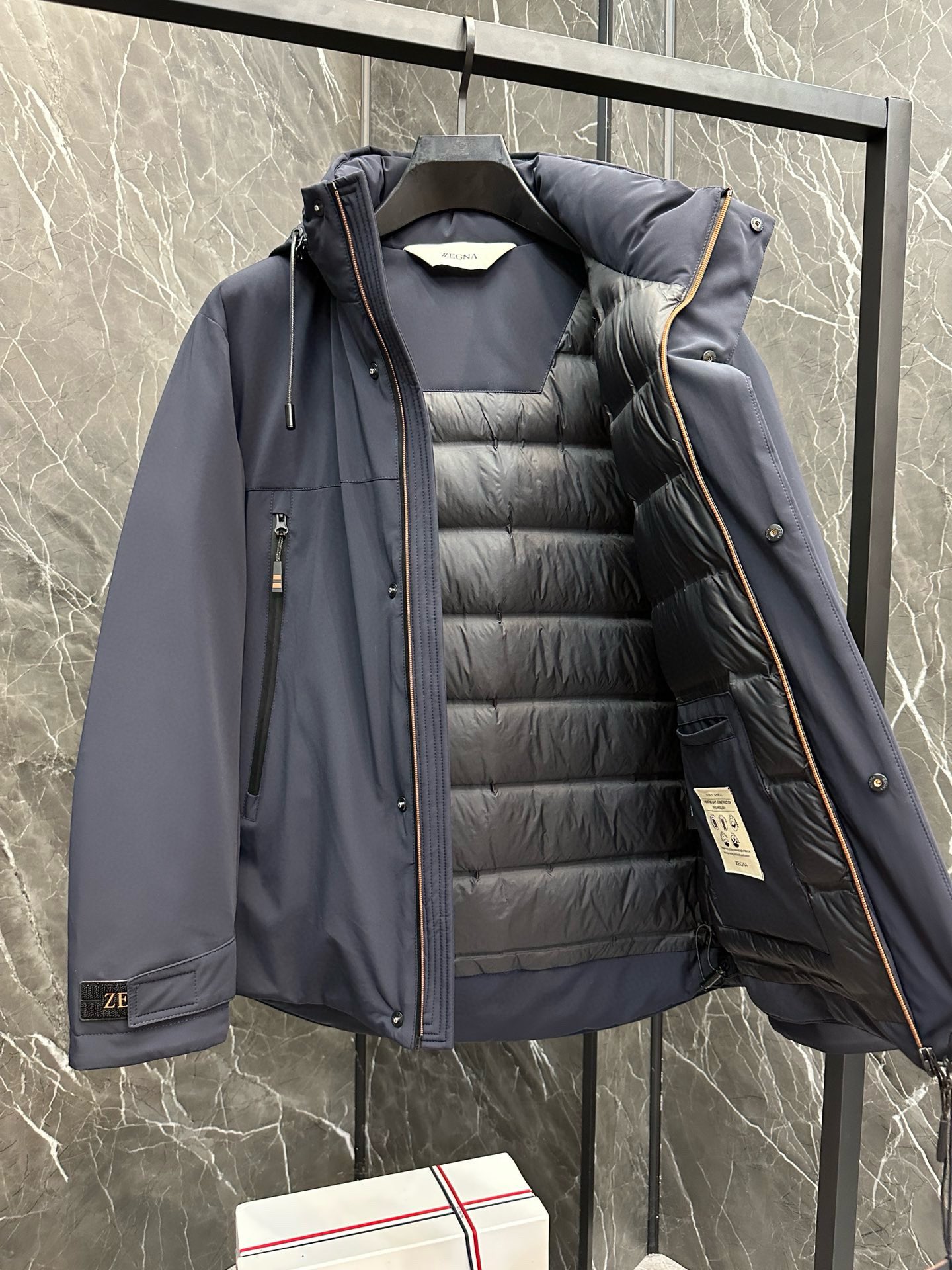 P1100 Moncler Moncler Haut de gamme recommandé bovins 2024 Automne/Hiver Pure 90 Down Jacket pour hommes ! Noble lignée, pleine de sensation duveteuse, arme froide, vêtements de prêt-à-porter haut de gamme haut de gamme, l'ensemble du vêtement est conçu en utilisant l'artisanat lourd à la main, la partie intérieure du squelette comme un support sont recouverts de bandes gaufrées à la main de revêtement imperméable sous la forme de la silhouette de l'imperméable extérieur comme le ton de l'intégration des éléments de conception de la mode n'est pas orienté vers la fonctionnalité des modèles pratiques de haute rue remplis de sélection importée de haute qualité de 90 duvet de canard blanc + 10 plumes, poids élevé, épais, chaleur rapide et polythermique, l'effet de rassemblement très bon ! Zegna traditionnel artisanat pièce Symbol et donne la nouvelle saison de la vitalité de la mode et de la valeur esthétique de la mode aussi Zhuangyixia style élite urbaine hommes préférés Taille : M-3XL178 140 livres porter L Slim maximum portable 190 livres