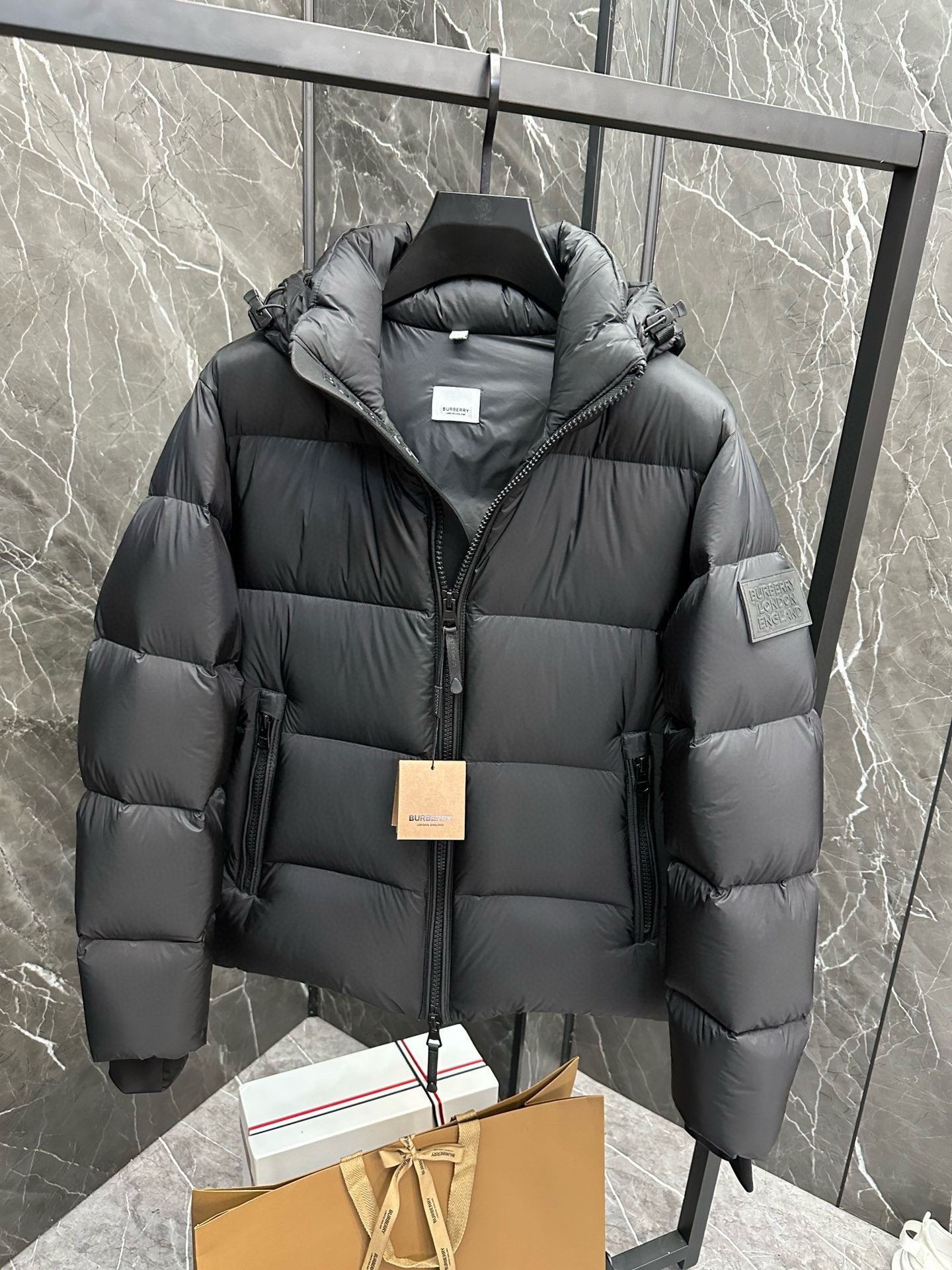 P1420 Moncler Moncler gado recomendado de alta qualidade 2024 outono / inverno Jaqueta masculina Pure 90 Down! Linhagem nobre, cheia de sensação fofa, arma fria, roupas prontas para vestir de alto nível, toda a peça é projetada usando artesanato pesado à mão, a parte interna do esqueleto como suporte é coberta com tiras em relevo à mão de revestimento impermeável na forma de silhueta de capa de chuva ao ar livre como o tom da integração dos elementos de design da moda não é orientado para a funcionalidade modelos práticos de rua cheios de seleção importada de alto grau de 90 penas de pato branco + 10 penas, alto peso, calor espesso, rápido e calor politérmico, o efeito de coleta muito bom! O artesanato tradicional da Zegna, peça-símbolo, confere à nova estação vitalidade e valor estético à moda, bem como ao estilo harmonioso de Zhuang e à elite urbana preferida dos homens Tamanho: M-3XL178 140 libras desgaste L Slim máximo 190 libras