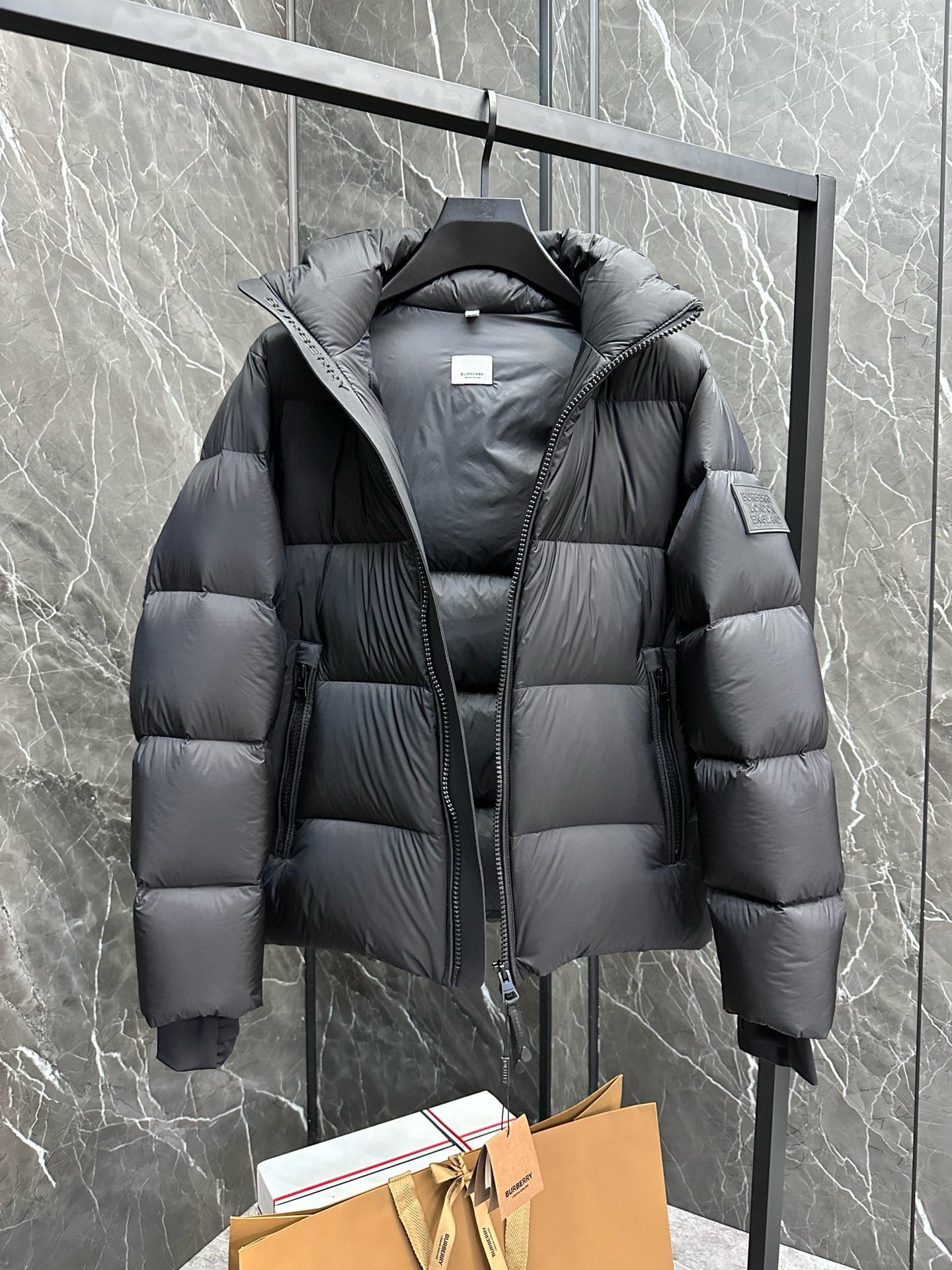 P1420 Moncler Moncler gado recomendado de alta qualidade 2024 outono / inverno Jaqueta masculina Pure 90 Down! Linhagem nobre, cheia de sensação fofa, arma fria, roupas prontas para vestir de alto nível, toda a peça é projetada usando artesanato pesado à mão, a parte interna do esqueleto como suporte é coberta com tiras em relevo à mão de revestimento impermeável na forma de silhueta de capa de chuva ao ar livre como o tom da integração dos elementos de design da moda não é orientado para a funcionalidade modelos práticos de rua cheios de seleção importada de alto grau de 90 penas de pato branco + 10 penas, alto peso, calor espesso, rápido e calor politérmico, o efeito de coleta muito bom! O artesanato tradicional da Zegna, peça-símbolo, confere à nova estação vitalidade e valor estético à moda, bem como ao estilo harmonioso de Zhuang e à elite urbana preferida dos homens Tamanho: M-3XL178 140 libras desgaste L Slim máximo 190 libras