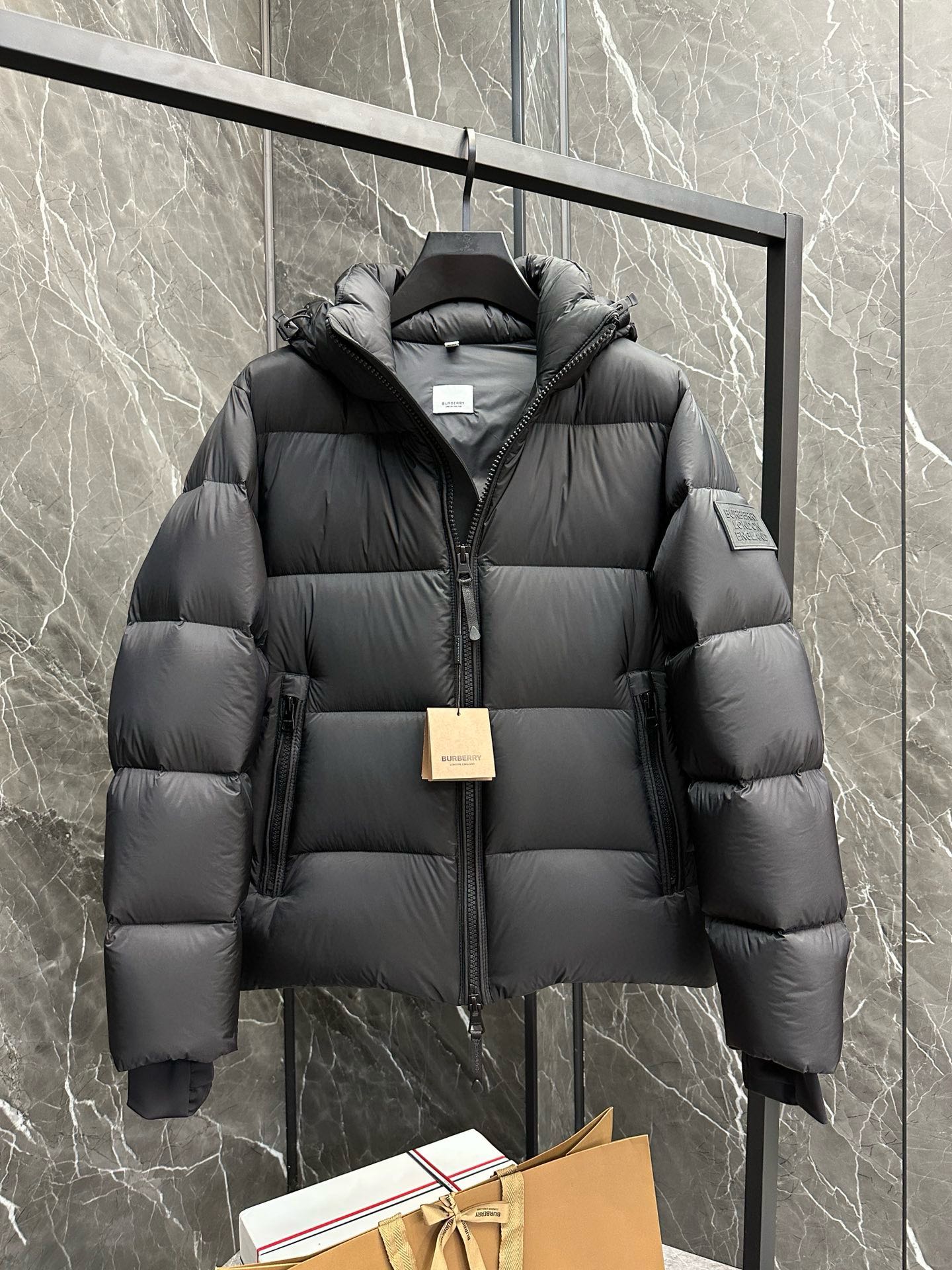 ¡P1360 Prada Prada de gama alta recomendada ganado 2024 Otoño / Invierno de los hombres pura 90 Chaqueta de plumas! ¡Noble linaje, lleno de esponjosidad, el clima frío, de gama alta de primer nivel prêt-à-porter de la ropa, toda la prenda está diseñada utilizando la mano-pesada artesanía, la parte interior del esqueleto como un apoyo están cubiertos con tiras en relieve a mano de revestimiento impermeable en forma de silueta impermeable al aire libre como el tono de la integración de los elementos de diseño de la moda no está orientada a la funcionalidad de alta calle modelos prácticos llenos de importación de alto grado de selección de 90 pato blanco hacia abajo + 10 plumas, de alto peso, de espesor, el calor rápido y el calor politérmico, el efecto de reunir el mejor! Zegna artesanía tradicional pieza Símbolo y da la nueva temporada de la vitalidad de la moda y el valor estético de la moda también Zhuangyixia estilo de los hombres de élite urbana preferida Tamaño: M-3XL178 140 libras desgaste L Slim máximo usable 190 libras