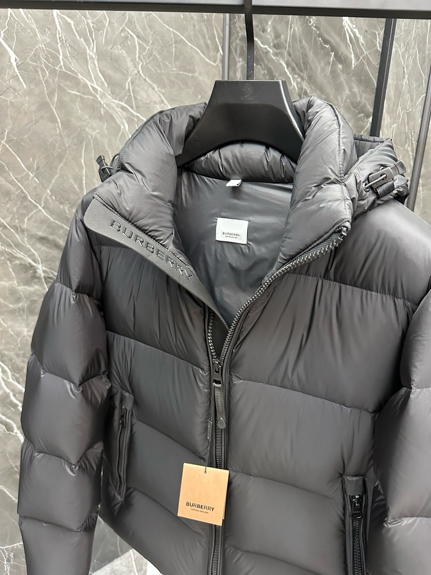 P1420 Moncler Moncler gado recomendado de alta qualidade 2024 outono / inverno Jaqueta masculina Pure 90 Down! Linhagem nobre, cheia de sensação fofa, arma fria, roupas prontas para vestir de alto nível, toda a peça é projetada usando artesanato pesado à mão, a parte interna do esqueleto como suporte é coberta com tiras em relevo à mão de revestimento impermeável na forma de silhueta de capa de chuva ao ar livre como o tom da integração dos elementos de design da moda não é orientado para a funcionalidade modelos práticos de rua cheios de seleção importada de alto grau de 90 penas de pato branco + 10 penas, alto peso, calor espesso, rápido e calor politérmico, o efeito de coleta muito bom! O artesanato tradicional da Zegna, peça-símbolo, confere à nova estação vitalidade e valor estético à moda, bem como ao estilo harmonioso de Zhuang e à elite urbana preferida dos homens Tamanho: M-3XL178 140 libras desgaste L Slim máximo 190 libras