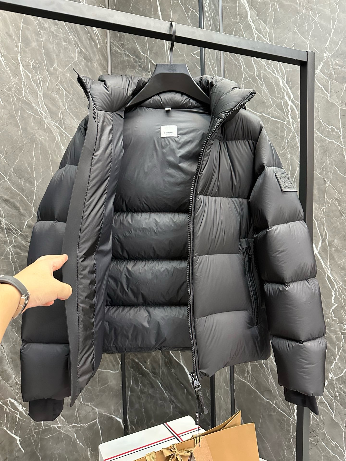 P1420 Moncler Moncler gado recomendado de alta qualidade 2024 outono / inverno Jaqueta masculina Pure 90 Down! Linhagem nobre, cheia de sensação fofa, arma fria, roupas prontas para vestir de alto nível, toda a peça é projetada usando artesanato pesado à mão, a parte interna do esqueleto como suporte é coberta com tiras em relevo à mão de revestimento impermeável na forma de silhueta de capa de chuva ao ar livre como o tom da integração dos elementos de design da moda não é orientado para a funcionalidade modelos práticos de rua cheios de seleção importada de alto grau de 90 penas de pato branco + 10 penas, alto peso, calor espesso, rápido e calor politérmico, o efeito de coleta muito bom! O artesanato tradicional da Zegna, peça-símbolo, confere à nova estação vitalidade e valor estético à moda, bem como ao estilo harmonioso de Zhuang e à elite urbana preferida dos homens Tamanho: M-3XL178 140 libras desgaste L Slim máximo 190 libras