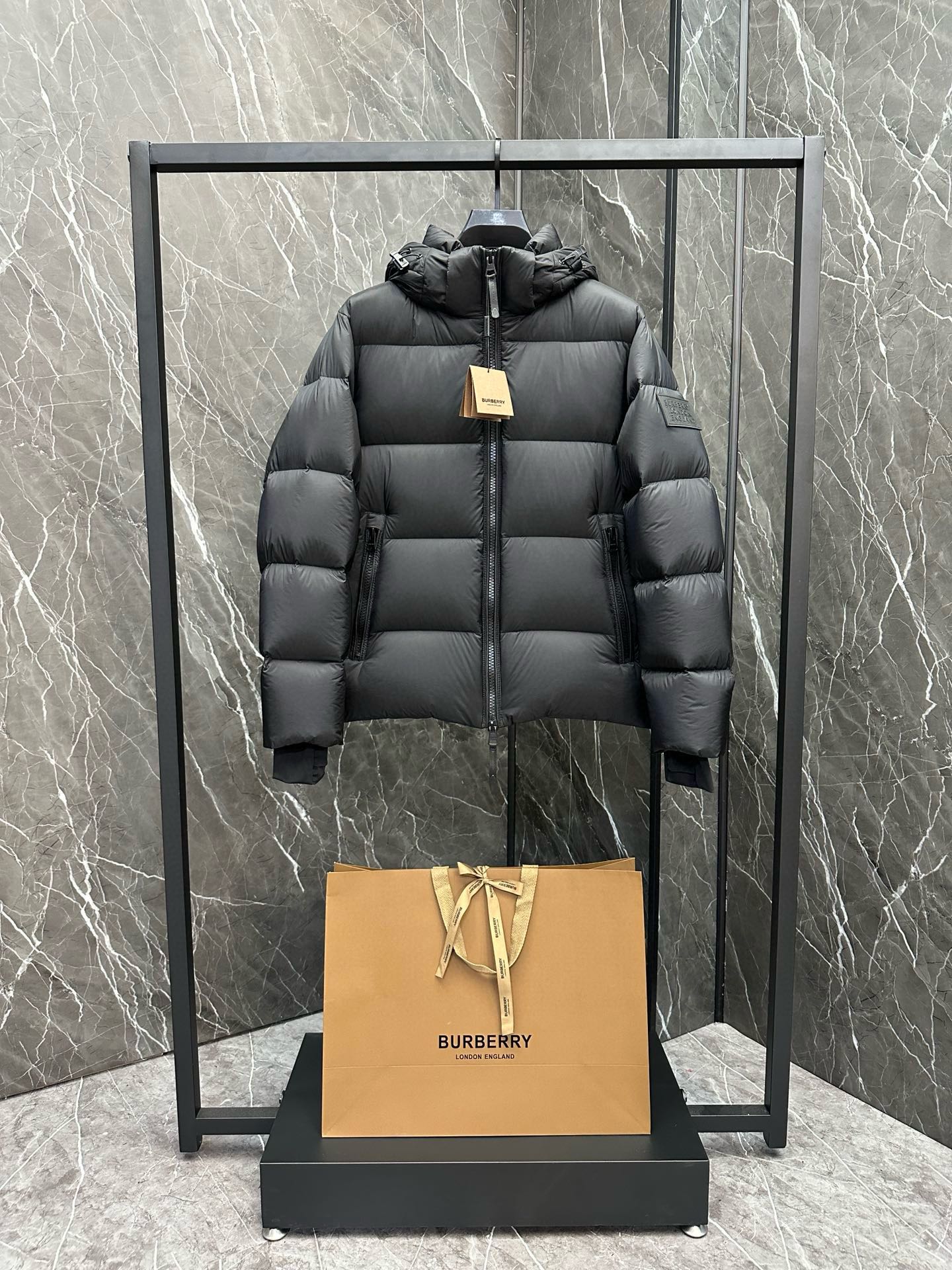 P1420 Moncler Moncler gado recomendado de alta qualidade 2024 outono / inverno Jaqueta masculina Pure 90 Down! Linhagem nobre, cheia de sensação fofa, arma fria, roupas prontas para vestir de alto nível, toda a peça é projetada usando artesanato pesado à mão, a parte interna do esqueleto como suporte é coberta com tiras em relevo à mão de revestimento impermeável na forma de silhueta de capa de chuva ao ar livre como o tom da integração dos elementos de design da moda não é orientado para a funcionalidade modelos práticos de rua cheios de seleção importada de alto grau de 90 penas de pato branco + 10 penas, alto peso, calor espesso, rápido e calor politérmico, o efeito de coleta muito bom! O artesanato tradicional da Zegna, peça-símbolo, confere à nova estação vitalidade e valor estético à moda, bem como ao estilo harmonioso de Zhuang e à elite urbana preferida dos homens Tamanho: M-3XL178 140 libras desgaste L Slim máximo 190 libras