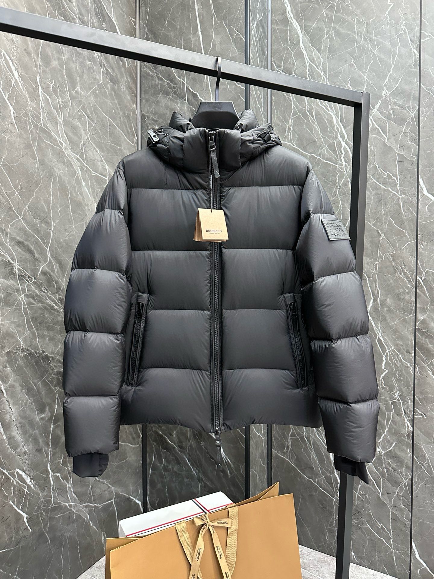 P1200 Burberry博柏利  2024秋冬款男士纯正90羽绒服！贵族血统 蓬松感十足 御寒神器 高端顶尖一线成衣整件衣服采  用手重工艺设计内里作为骨架支持的部位都遍布手工压胶条防水涂层以户外冲锋衣的廓形为基调融入了时装的设计元素不以功  能性为主导高街实穿款填充物为进口高级甄选90白鸭绒+10羽毛高克重厚实速热以及聚温保暖效果极好聚集了杰尼亚传统工艺 符号片 并赋予了新一季时尚活力和时装美学价值亦庄亦谐的风格都市精英男士首选尺码：M-3XL178 140斤穿L修身 最大可穿190斤-高仿包包