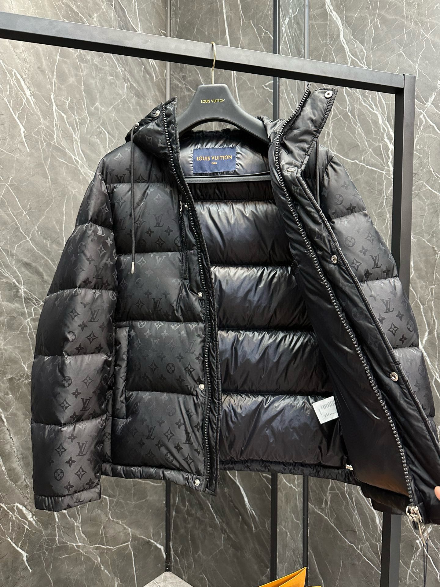 P1100 Moncler Moncler High-end recommended cattle 2024 Automne/Hiver Pure 90 Down Jacket Men's ! Noble lignée, pleine de sensation duveteuse, arme de temps froid, haut de gamme des vêtements de prêt-à-porter, l'ensemble du vêtement est conçu en utilisant l'artisanat lourd à la main, la partie intérieure du squelette comme un support sont recouverts de bandes de colle à la main, revêtement imperméable, et la silhouette du sac de frappe en plein air comme le ton de l'intégration des éléments de conception de la mode n'est pas à dominer par la fonctionnalité des modèles pratiques de la rue haute rempli de sélection importée de haute qualité de 90 duvet de canard blanc + 10 plumes, poids élevé, épais, chaleur rapide et la préservation de la chaleur et de l'effet de réchauffement de la réunion de la meilleure ! Zegna traditionnelle artisanat Symbol pièce et donne la nouvelle saison de la vitalité de la mode et de la valeur esthétique de la mode aussi Zhuang et harmonieux style élite urbaine hommes préféré Taille : M-3XL178 140 livres porter L Slim maximum peut porter 190 livres-High replica bags.