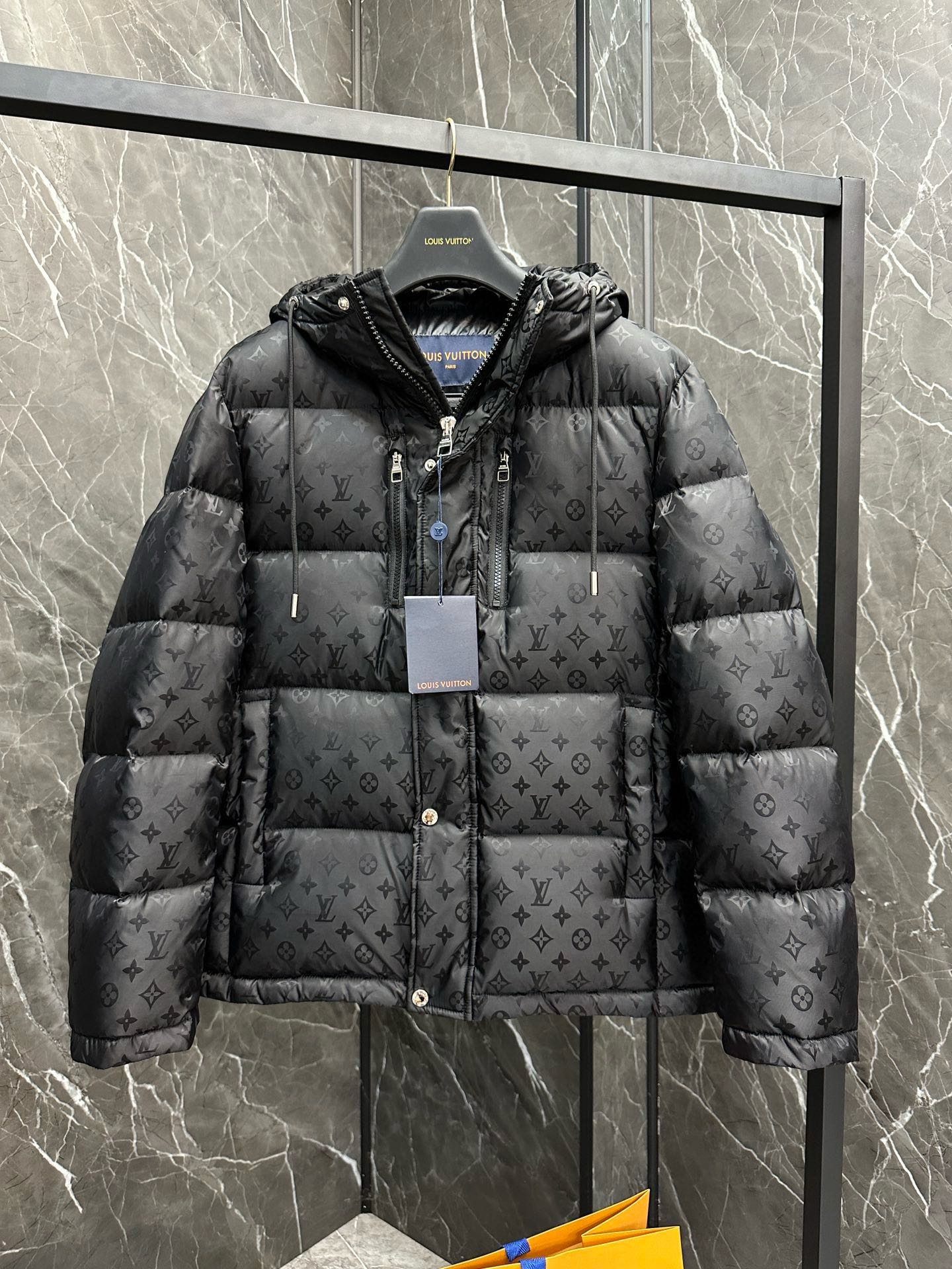 ¡P1300 Burberry High-end ganado recomendado 2024 otoño e invierno de los hombres pura 90 chaqueta de plumas! ¡Noble linaje, lleno de sensación esponjosa, arma fría, de gama alta de primer nivel prêt-à-porter de ropa, toda la prenda está diseñada utilizando la mano-pesada artesanía, la parte interior del esqueleto como un soporte están cubiertos con tiras de pegamento prensado a mano, revestimiento impermeable, y la silueta del saco de boxeo al aire libre como el tono de los elementos de diseño de la moda no está dominado por la funcionalidad de la calle alta modelos prácticos llenos de selección importados de alto grado de 90 pato blanco hacia abajo + 10 plumas, de alto peso, de espesor, el calor rápido y el calor politérmico, el efecto de reunir el mejor! Zegna artesanía tradicional pieza Símbolo y da la nueva temporada de la vitalidad de la moda y el valor estético de la moda también Zhuangyixia estilo de élite urbana de los hombres preferidos Tamaño: M-3XL178 140 libras desgaste L Slim máximo ponible 190 libras