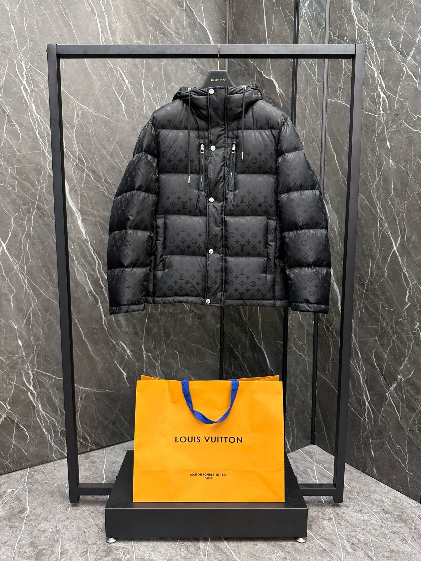 P1100 Moncler Moncler High-end recommended cattle 2024 Automne/Hiver Pure 90 Down Jacket Men's ! Noble lignée, pleine de sensation duveteuse, arme de temps froid, haut de gamme des vêtements de prêt-à-porter, l'ensemble du vêtement est conçu en utilisant l'artisanat lourd à la main, la partie intérieure du squelette comme un support sont recouverts de bandes de colle à la main, revêtement imperméable, et la silhouette du sac de frappe en plein air comme le ton de l'intégration des éléments de conception de la mode n'est pas à dominer par la fonctionnalité des modèles pratiques de la rue haute rempli de sélection importée de haute qualité de 90 duvet de canard blanc + 10 plumes, poids élevé, épais, chaleur rapide et la préservation de la chaleur et de l'effet de réchauffement de la réunion de la meilleure ! Zegna traditionnelle artisanat Symbol pièce et donne la nouvelle saison de la vitalité de la mode et de la valeur esthétique de la mode aussi Zhuang et harmonieux style élite urbaine hommes préféré Taille : M-3XL178 140 livres porter L Slim maximum peut porter 190 livres-High replica bags.