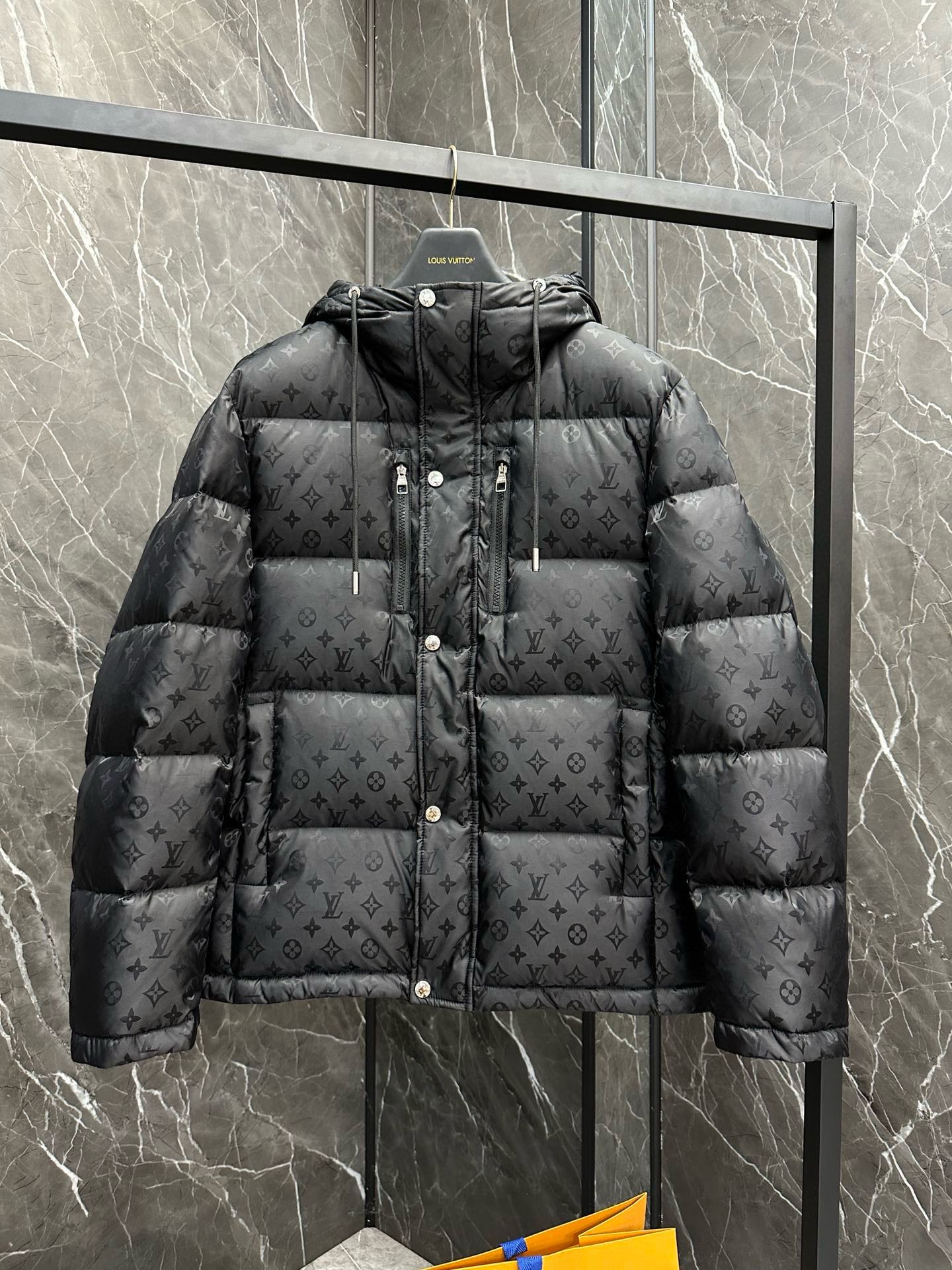 P1100 Moncler Moncler High-end recommended cattle 2024 Automne/Hiver Pure 90 Down Jacket Men's ! Noble lignée, pleine de sensation duveteuse, arme de temps froid, haut de gamme des vêtements de prêt-à-porter, l'ensemble du vêtement est conçu en utilisant l'artisanat lourd à la main, la partie intérieure du squelette comme un support sont recouverts de bandes de colle à la main, revêtement imperméable, et la silhouette du sac de frappe en plein air comme le ton de l'intégration des éléments de conception de la mode n'est pas à dominer par la fonctionnalité des modèles pratiques de la rue haute rempli de sélection importée de haute qualité de 90 duvet de canard blanc + 10 plumes, poids élevé, épais, chaleur rapide et la préservation de la chaleur et de l'effet de réchauffement de la réunion de la meilleure ! Zegna traditionnelle artisanat Symbol pièce et donne la nouvelle saison de la vitalité de la mode et de la valeur esthétique de la mode aussi Zhuang et harmonieux style élite urbaine hommes préféré Taille : M-3XL178 140 livres porter L Slim maximum peut porter 190 livres-High replica bags.