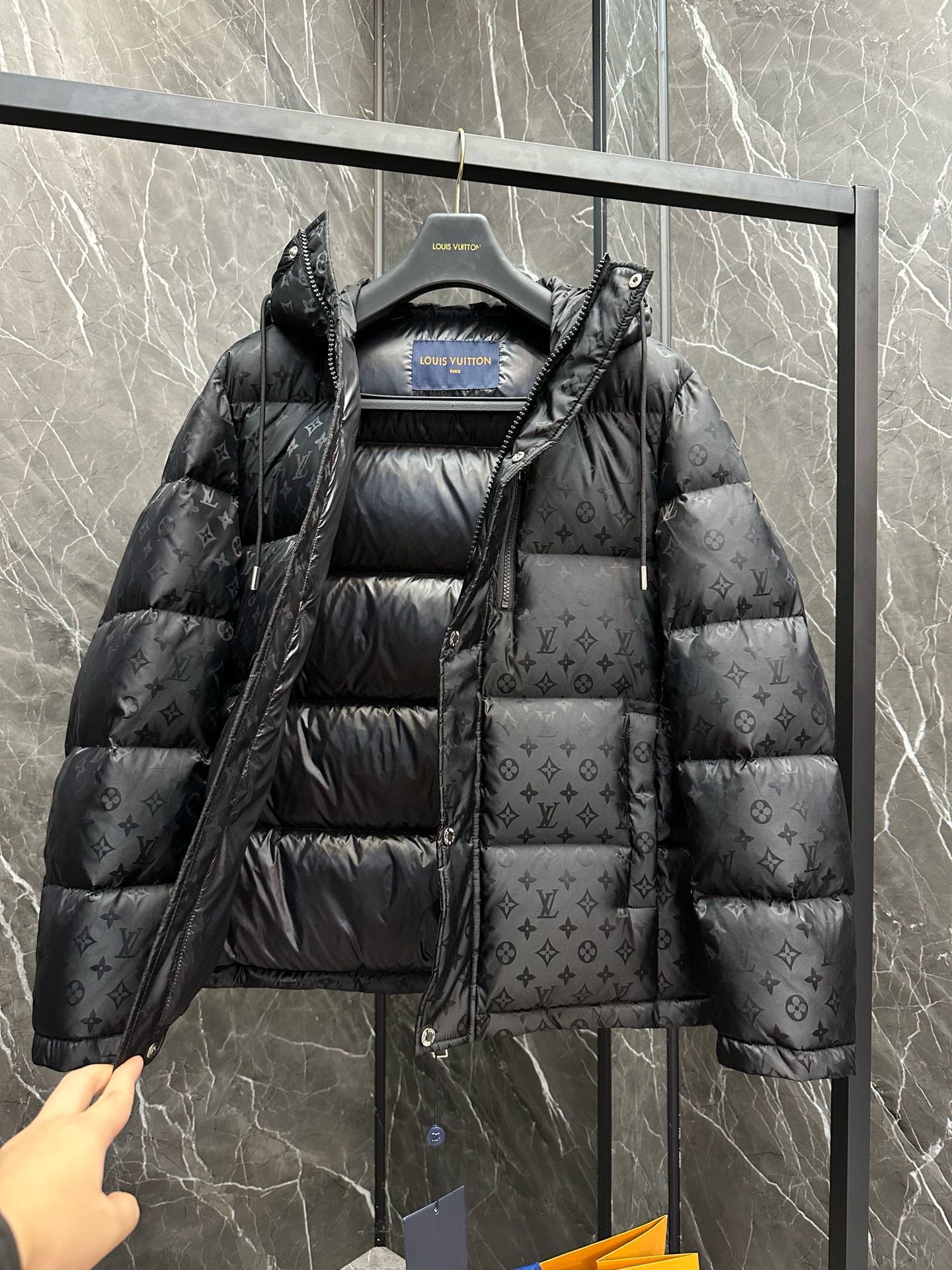 ¡P1300 Burberry High-end ganado recomendado 2024 otoño e invierno de los hombres pura 90 chaqueta de plumas! ¡Noble linaje, lleno de sensación esponjosa, arma fría, de gama alta de primer nivel prêt-à-porter de ropa, toda la prenda está diseñada utilizando la mano-pesada artesanía, la parte interior del esqueleto como un soporte están cubiertos con tiras de pegamento prensado a mano, revestimiento impermeable, y la silueta del saco de boxeo al aire libre como el tono de los elementos de diseño de la moda no está dominado por la funcionalidad de la calle alta modelos prácticos llenos de selección importados de alto grado de 90 pato blanco hacia abajo + 10 plumas, de alto peso, de espesor, el calor rápido y el calor politérmico, el efecto de reunir el mejor! Zegna artesanía tradicional pieza Símbolo y da la nueva temporada de la vitalidad de la moda y el valor estético de la moda también Zhuangyixia estilo de élite urbana de los hombres preferidos Tamaño: M-3XL178 140 libras desgaste L Slim máximo ponible 190 libras