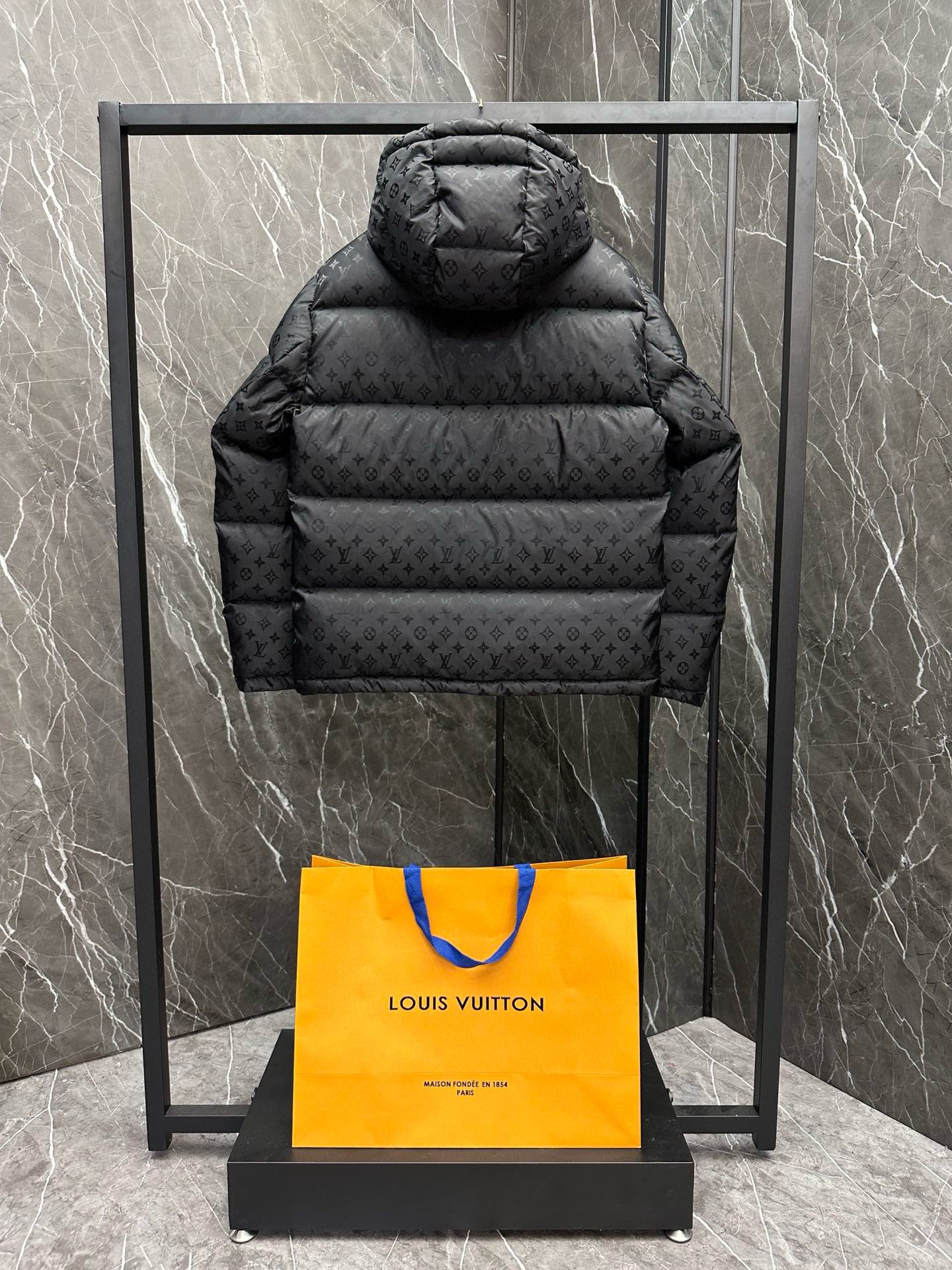 P1100 Moncler Moncler High-end recommended cattle 2024 Automne/Hiver Pure 90 Down Jacket Men's ! Noble lignée, pleine de sensation duveteuse, arme de temps froid, haut de gamme des vêtements de prêt-à-porter, l'ensemble du vêtement est conçu en utilisant l'artisanat lourd à la main, la partie intérieure du squelette comme un support sont recouverts de bandes de colle à la main, revêtement imperméable, et la silhouette du sac de frappe en plein air comme le ton de l'intégration des éléments de conception de la mode n'est pas à dominer par la fonctionnalité des modèles pratiques de la rue haute rempli de sélection importée de haute qualité de 90 duvet de canard blanc + 10 plumes, poids élevé, épais, chaleur rapide et la préservation de la chaleur et de l'effet de réchauffement de la réunion de la meilleure ! Zegna traditionnelle artisanat Symbol pièce et donne la nouvelle saison de la vitalité de la mode et de la valeur esthétique de la mode aussi Zhuang et harmonieux style élite urbaine hommes préféré Taille : M-3XL178 140 livres porter L Slim maximum peut porter 190 livres-High replica bags.