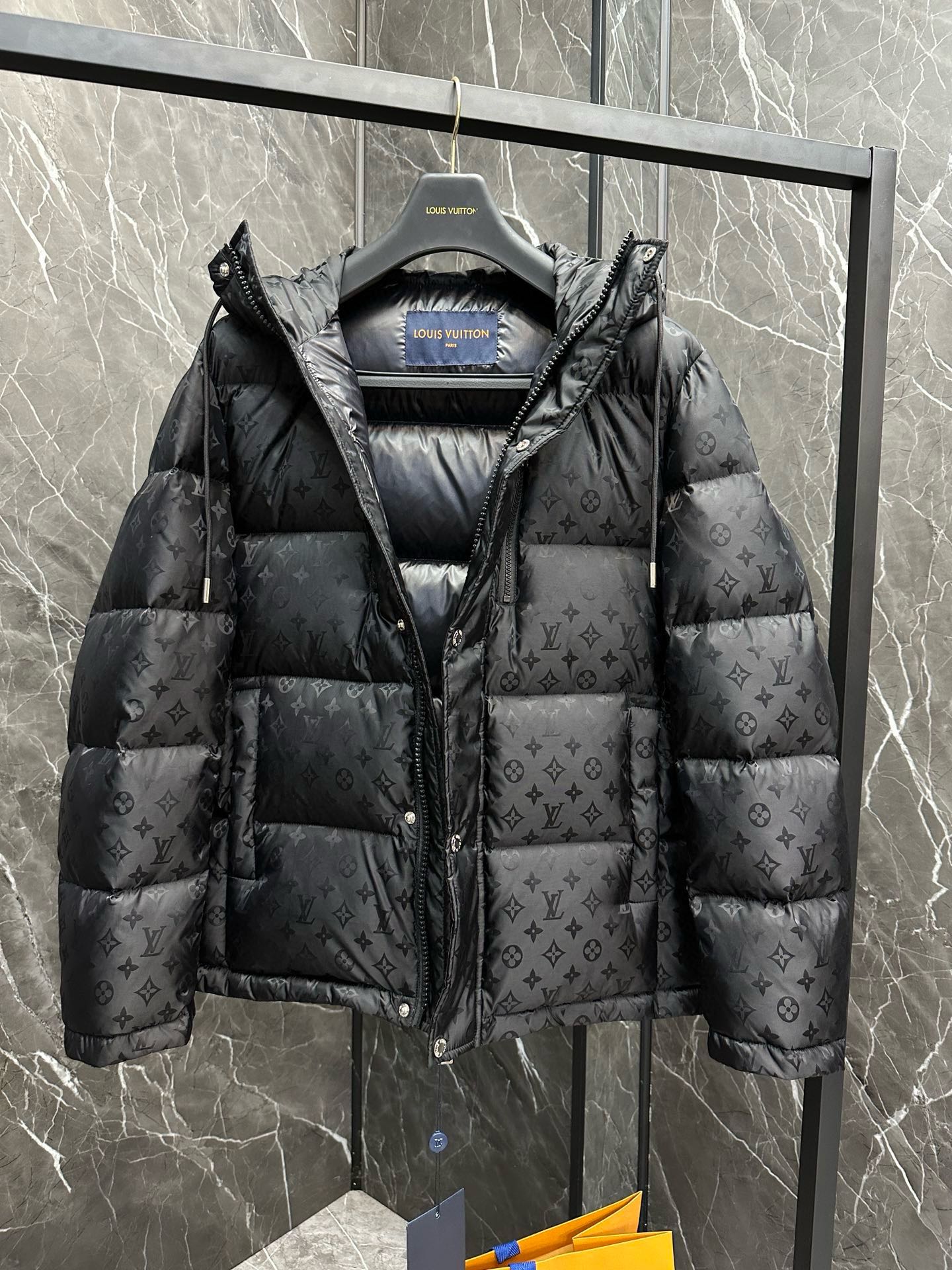 P1100 Moncler Moncler High-end recommended cattle 2024 Automne/Hiver Pure 90 Down Jacket Men's ! Noble lignée, pleine de sensation duveteuse, arme de temps froid, haut de gamme des vêtements de prêt-à-porter, l'ensemble du vêtement est conçu en utilisant l'artisanat lourd à la main, la partie intérieure du squelette comme un support sont recouverts de bandes de colle à la main, revêtement imperméable, et la silhouette du sac de frappe en plein air comme le ton de l'intégration des éléments de conception de la mode n'est pas à dominer par la fonctionnalité des modèles pratiques de la rue haute rempli de sélection importée de haute qualité de 90 duvet de canard blanc + 10 plumes, poids élevé, épais, chaleur rapide et la préservation de la chaleur et de l'effet de réchauffement de la réunion de la meilleure ! Zegna traditionnelle artisanat Symbol pièce et donne la nouvelle saison de la vitalité de la mode et de la valeur esthétique de la mode aussi Zhuang et harmonieux style élite urbaine hommes préféré Taille : M-3XL178 140 livres porter L Slim maximum peut porter 190 livres-High replica bags.